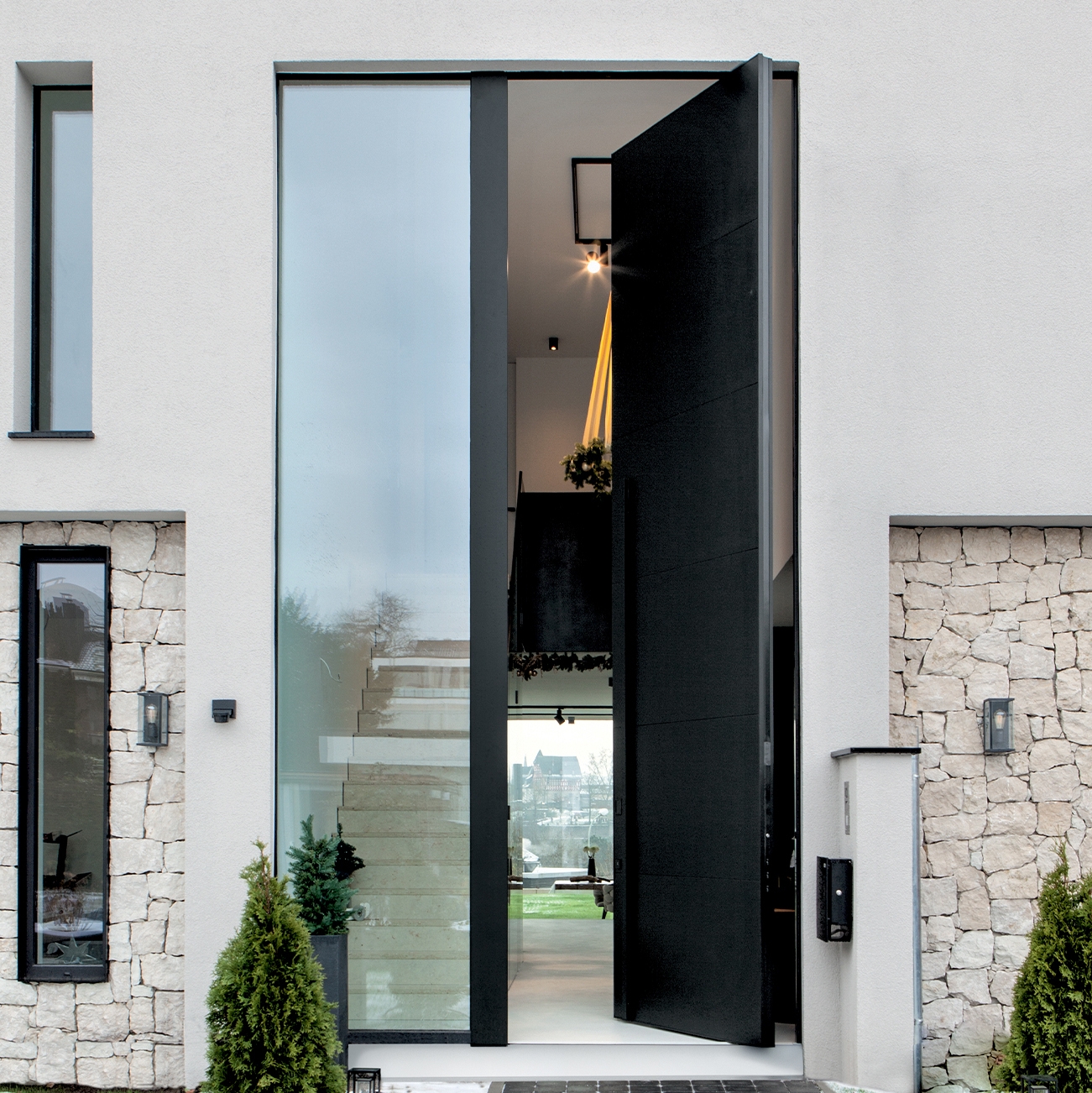 Display product Synua | The safety door for large dimensions, with vertical pivot operation and installation coplanar with the wall. from manufacturer Oikos Venezia – Architetture d’ingresso