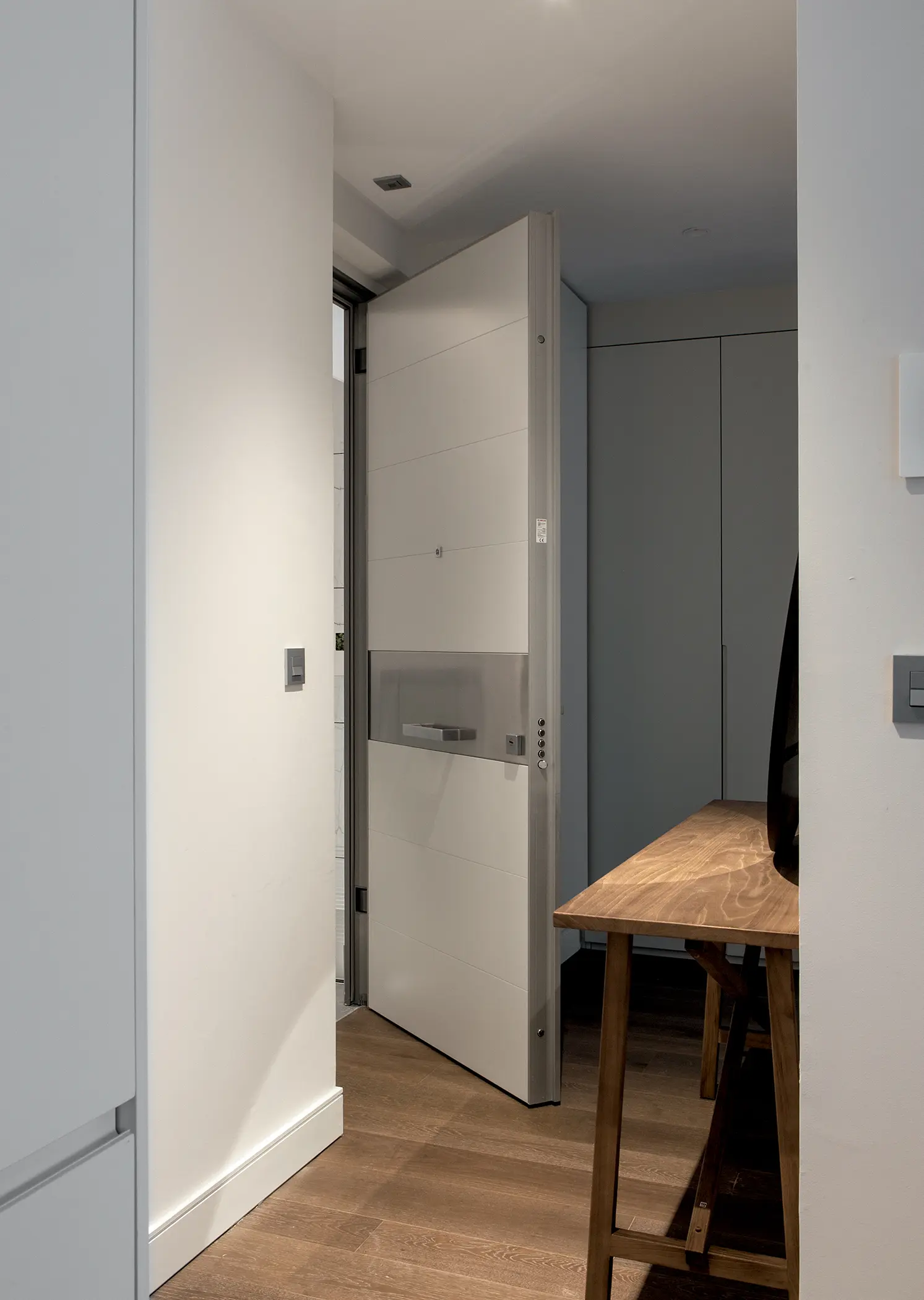 Oikos Venezia – Architetture d’ingresso - Tekno | Porte blindée avec charnières escamotables