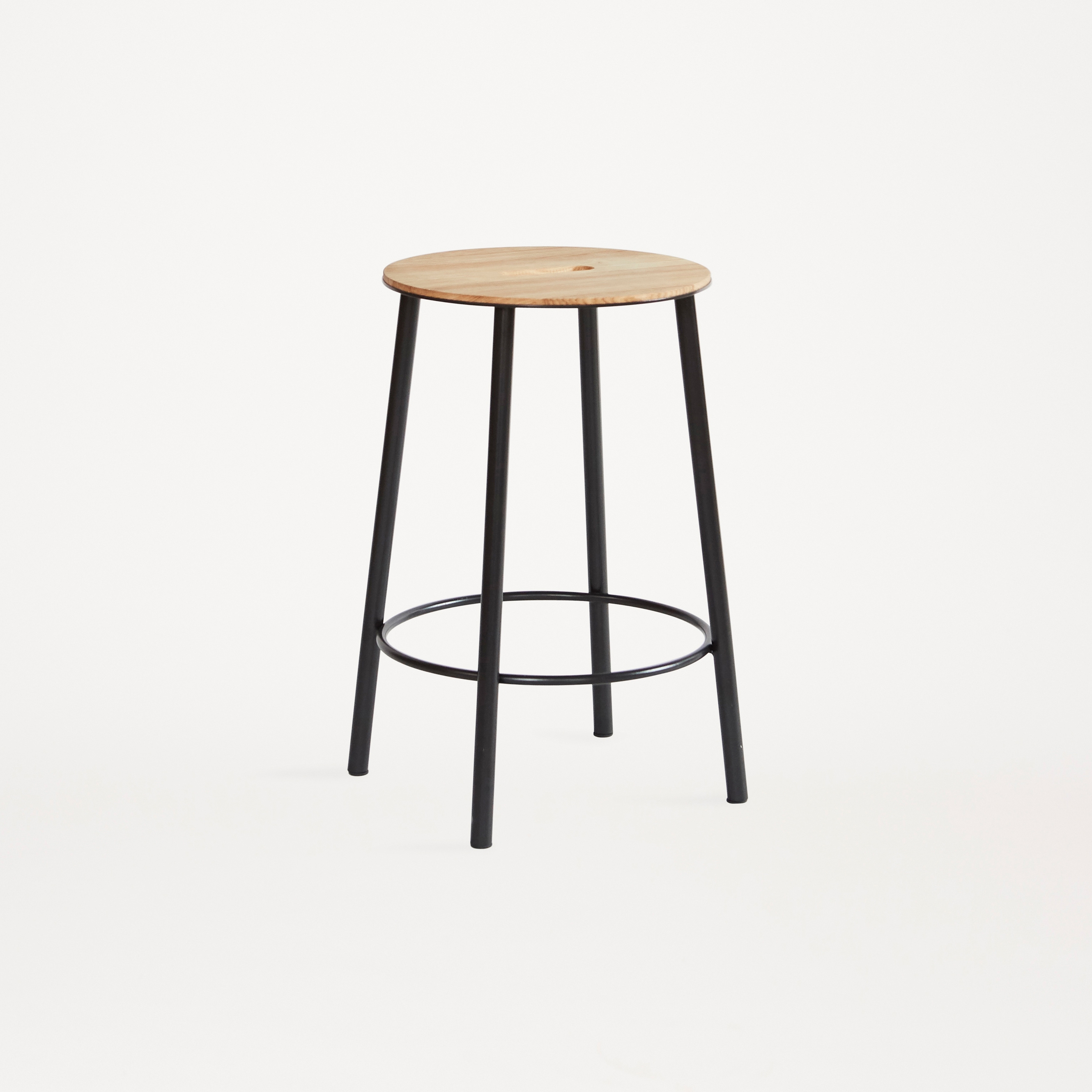 Mostrar el producto Adam Stool R031 | Oak | Black H50 del fabricante Frama
