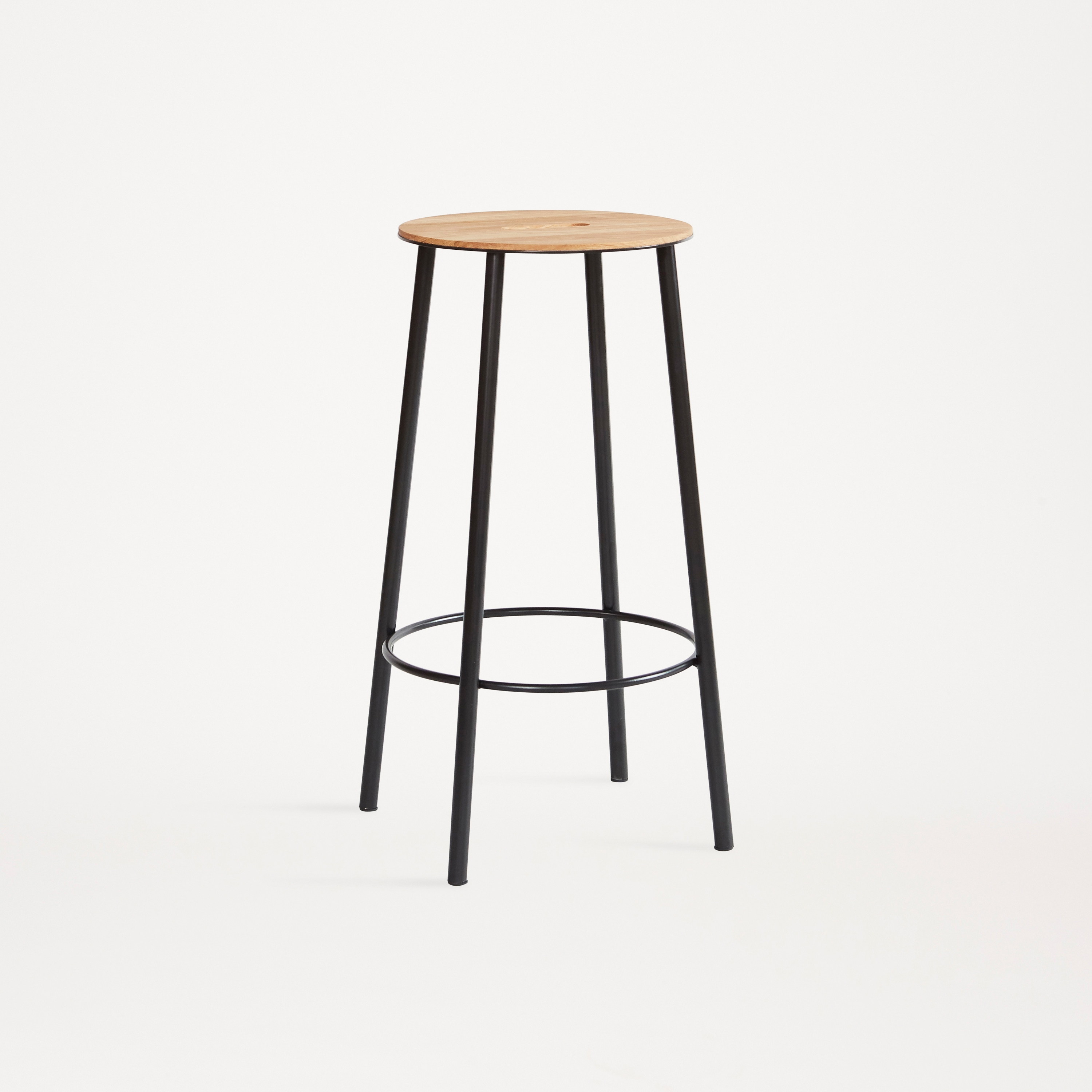 Mostra il prodotto Adam Stool R031 | Oak | Black H65 del produttore Frama