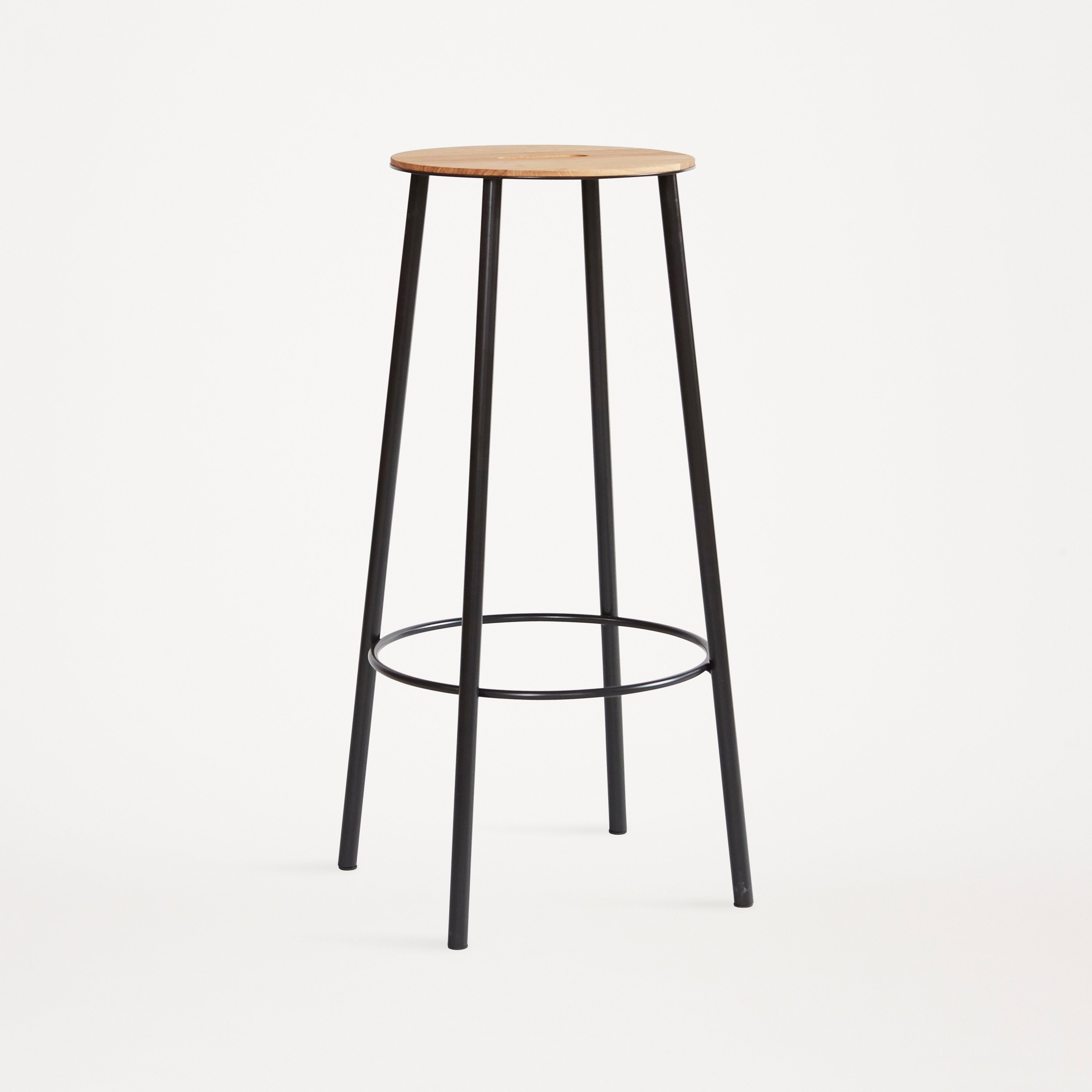 Mostrar el producto Adam Stool R031 | Oak | Black H76 del fabricante Frama