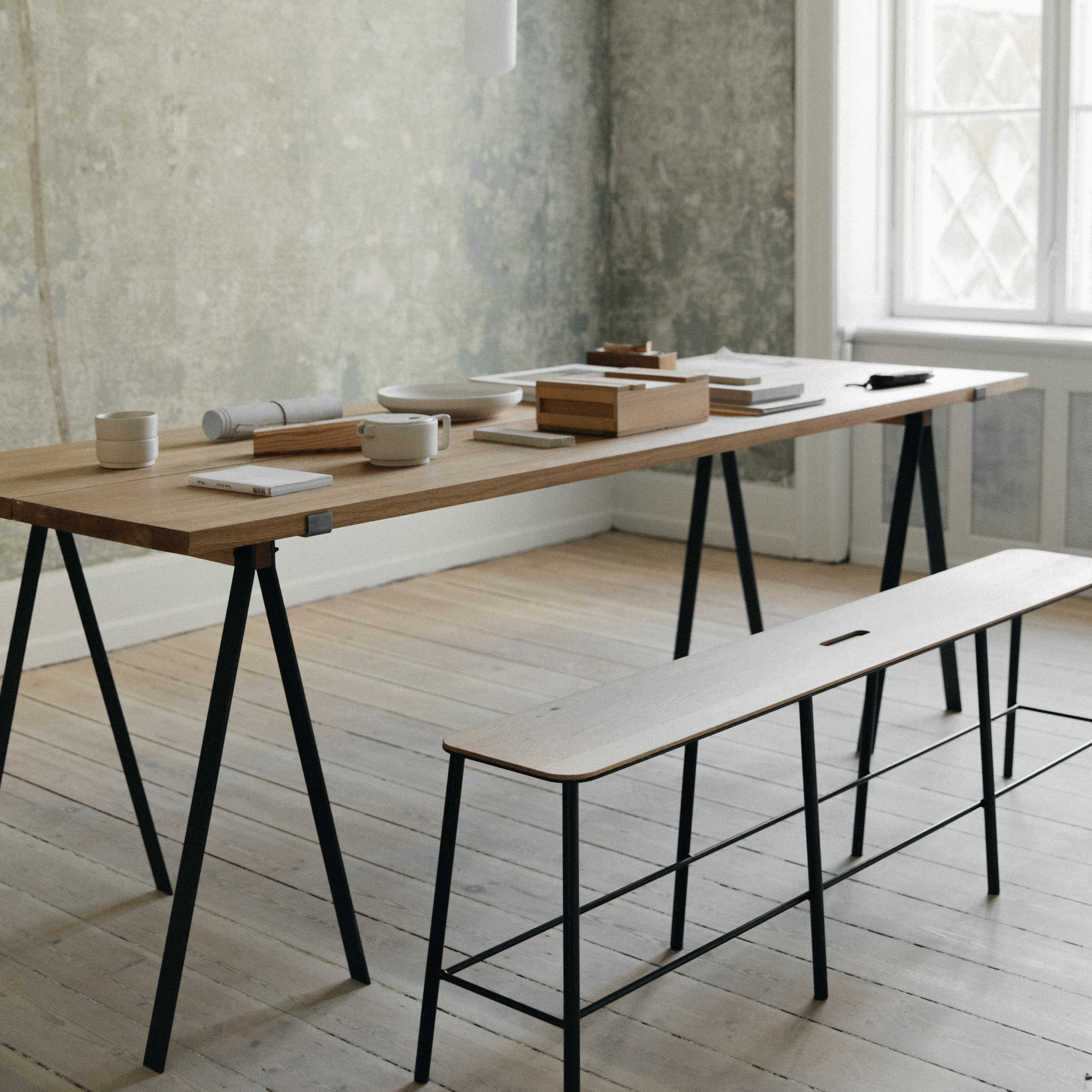 Mostrar el producto F56 Trestle Table | Blackened Steel + Oak Planks del fabricante Frama