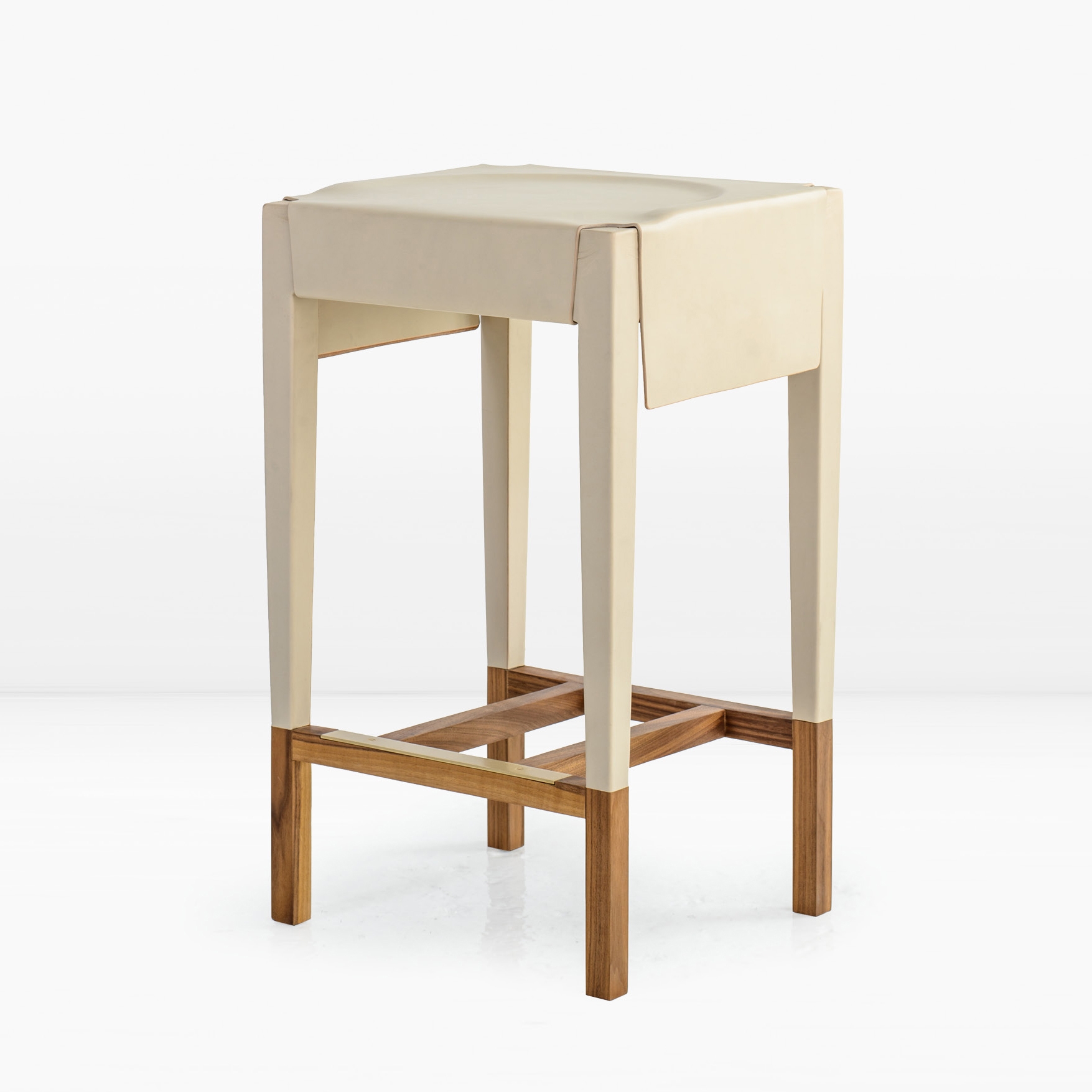 Vertoon produk Cassius Barstool van vervaardiger Khouri Guzman Bunce Lininger