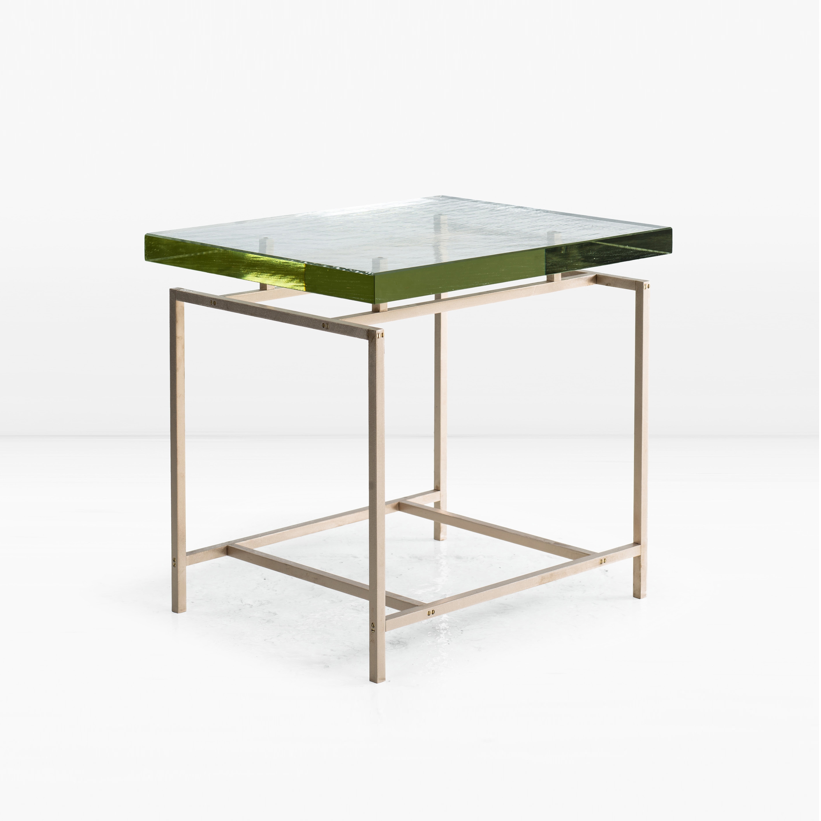 Vertoon produk Frazier Side Table Bronze van vervaardiger Khouri Guzman Bunce Lininger