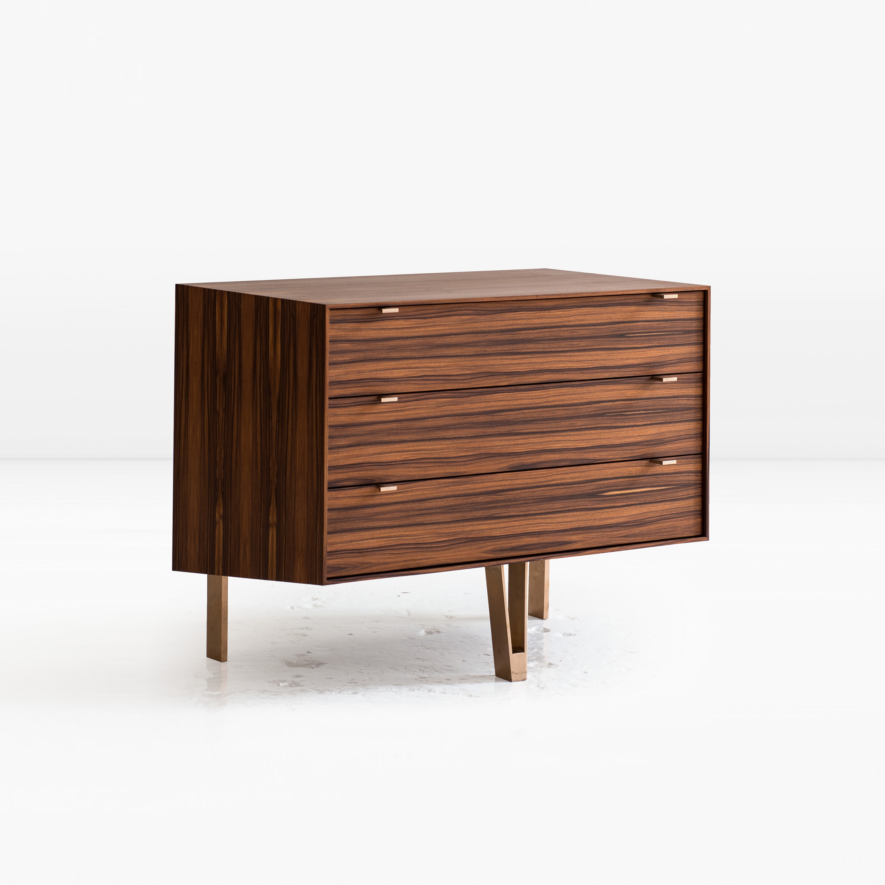 Vertoon produk Saxton Cabinet M van vervaardiger Khouri Guzman Bunce Lininger