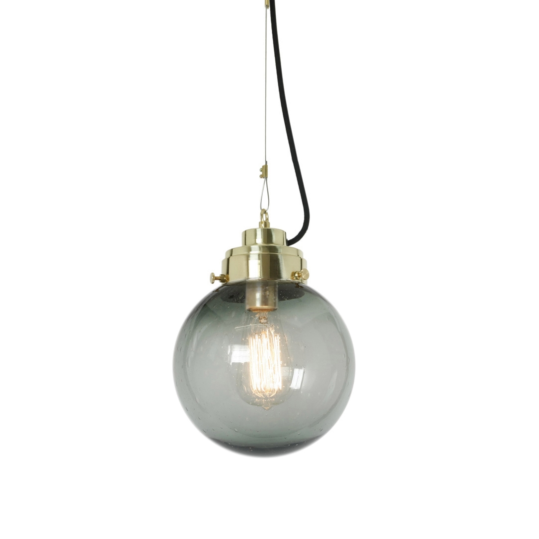 Mostrar el producto Small Globe, Seedy Anthracite and Brass with black braided cable del fabricante Original BTC