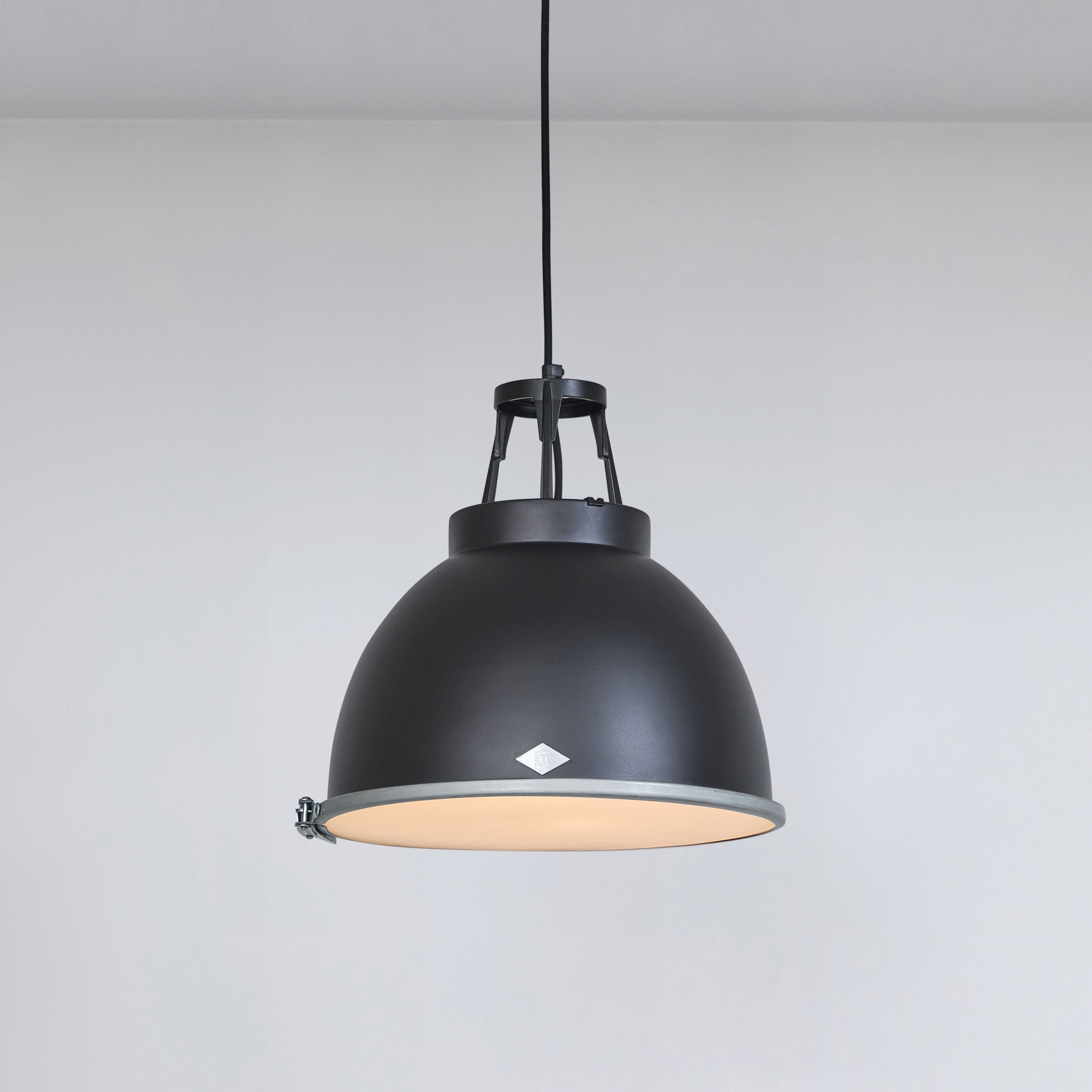Produkt Titan Pendelleuchte mit Ätzglas Größe 1 des Herstellers Original BTC anzeigen