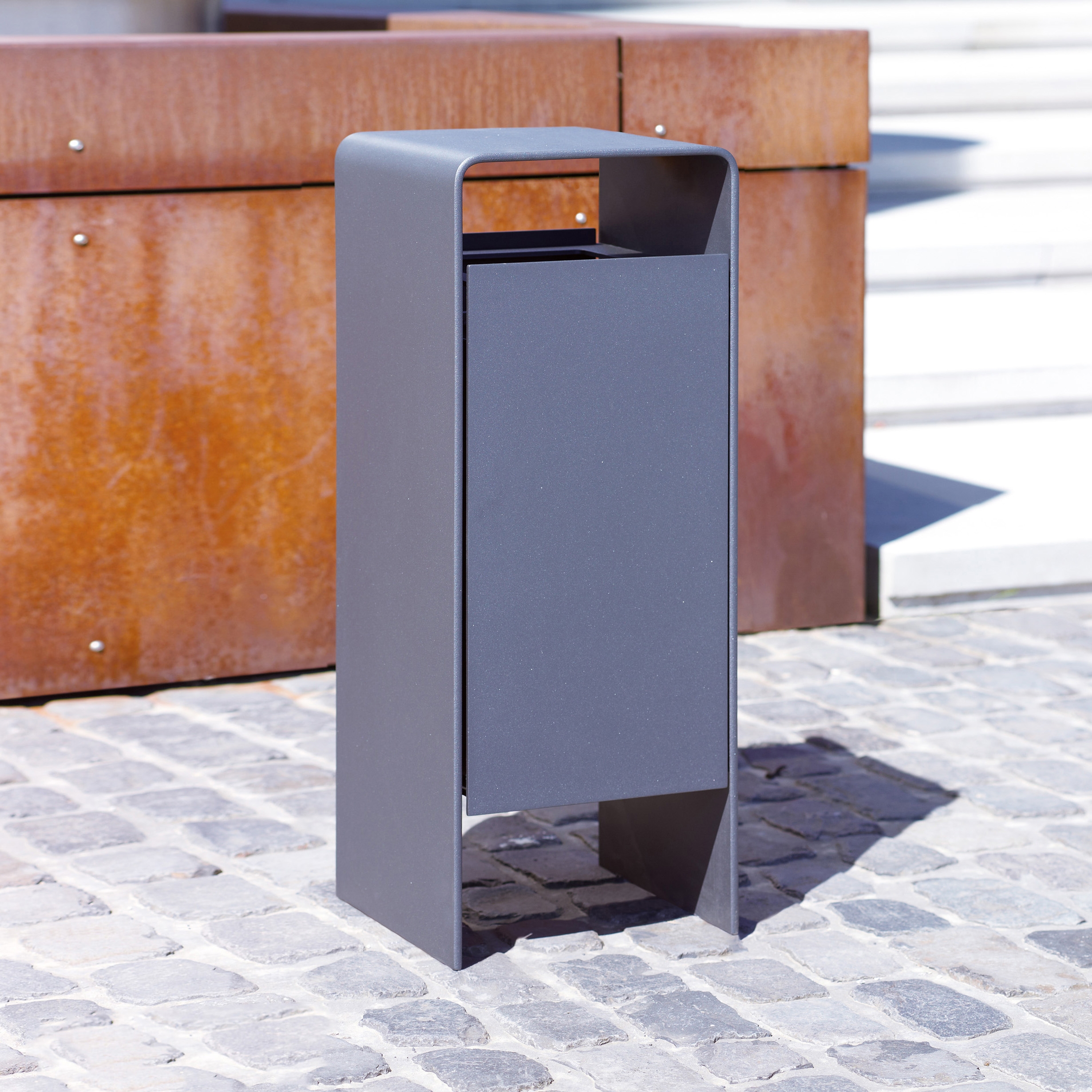 Mostrar el producto Versio corpus Litter bin 50 L with ashtray del fabricante Westeifel Werke
