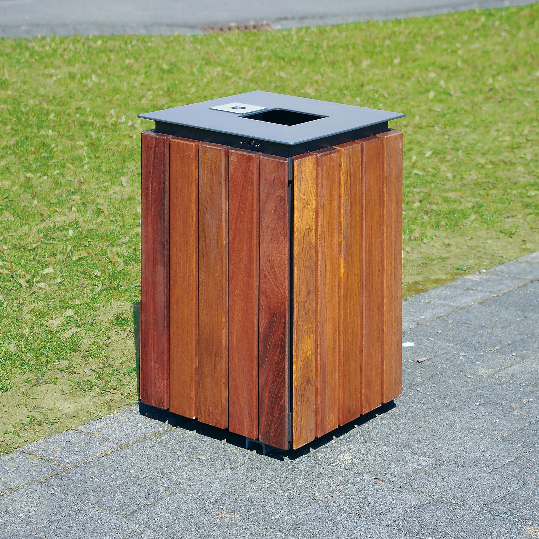 Mostrar el producto Urbanis Litter bin square 50 l del fabricante Westeifel Werke