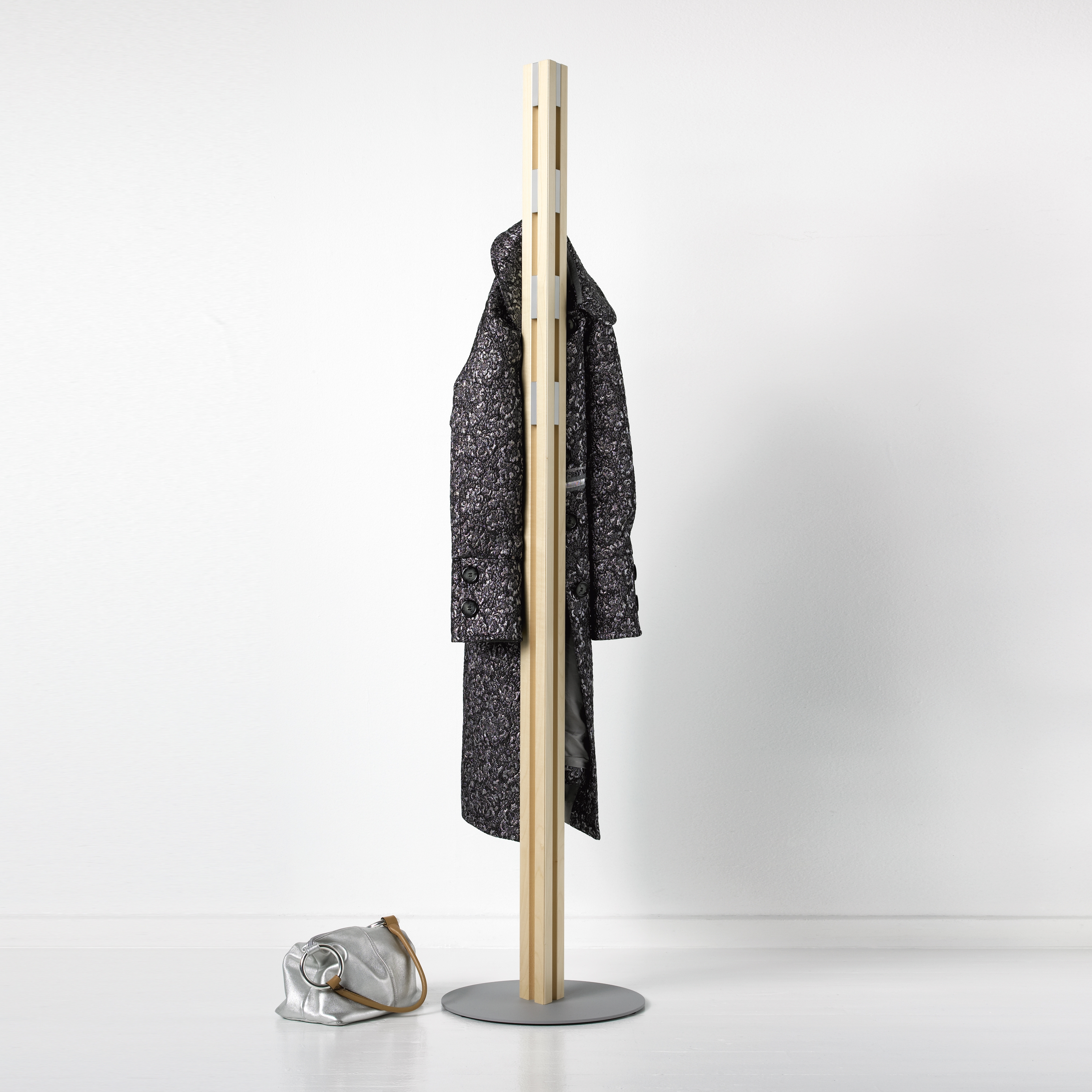 Afficher le produit KNAX porte-manteau sur pied du fabricant LoCa