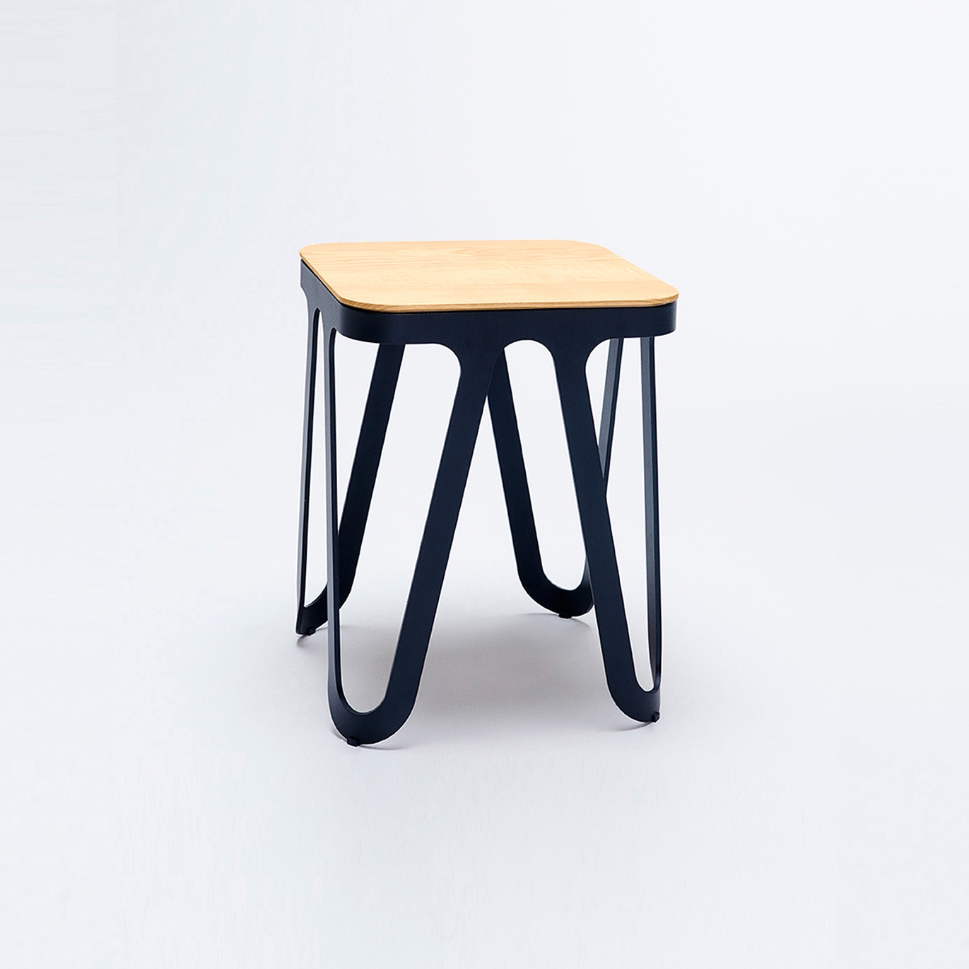 Produkt Loop Stool Wood - Tiefschwarz/ Eiche des Herstellers NEO/CRAFT anzeigen