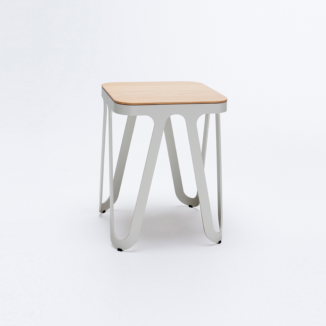 Produkt Loop Stool Wood - Seidengrau/ Esche Natur des Herstellers NEO/CRAFT anzeigen