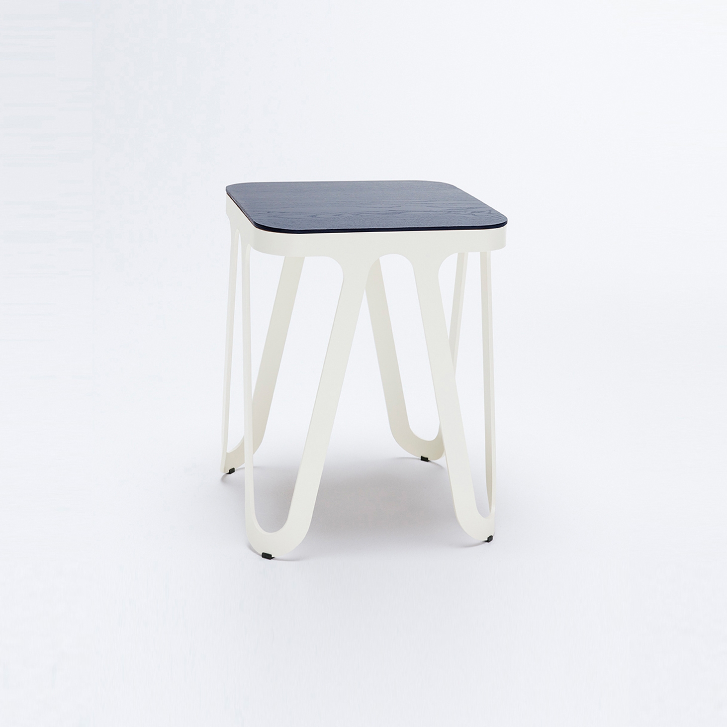 Produkt Loop Stool Wood - Cremeweiß/ Esche Schwarz des Herstellers NEO/CRAFT anzeigen