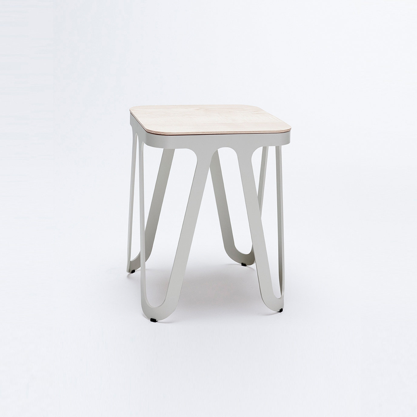 Produkt Loop Stool Wood - Seidengrau/ Esche Weiß des Herstellers NEO/CRAFT anzeigen