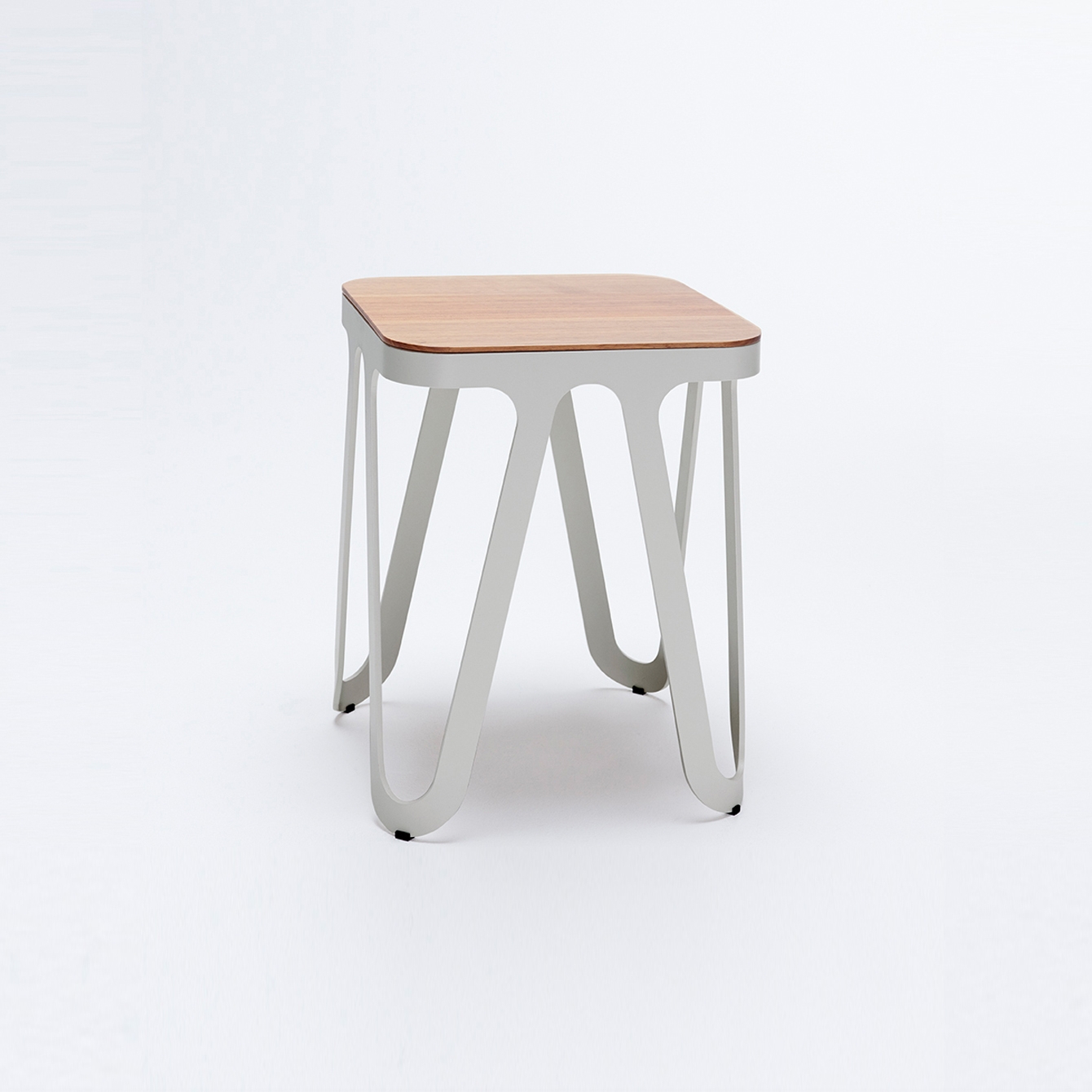 Produkt Loop Stool Wood - Seidengrau/ Walnuss des Herstellers NEO/CRAFT anzeigen