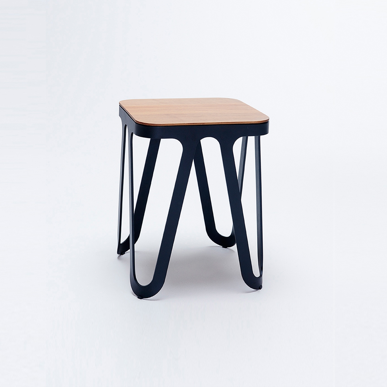 Produkt Loop Stool Wood - Tiefschwarz/ Walnuss des Herstellers NEO/CRAFT anzeigen