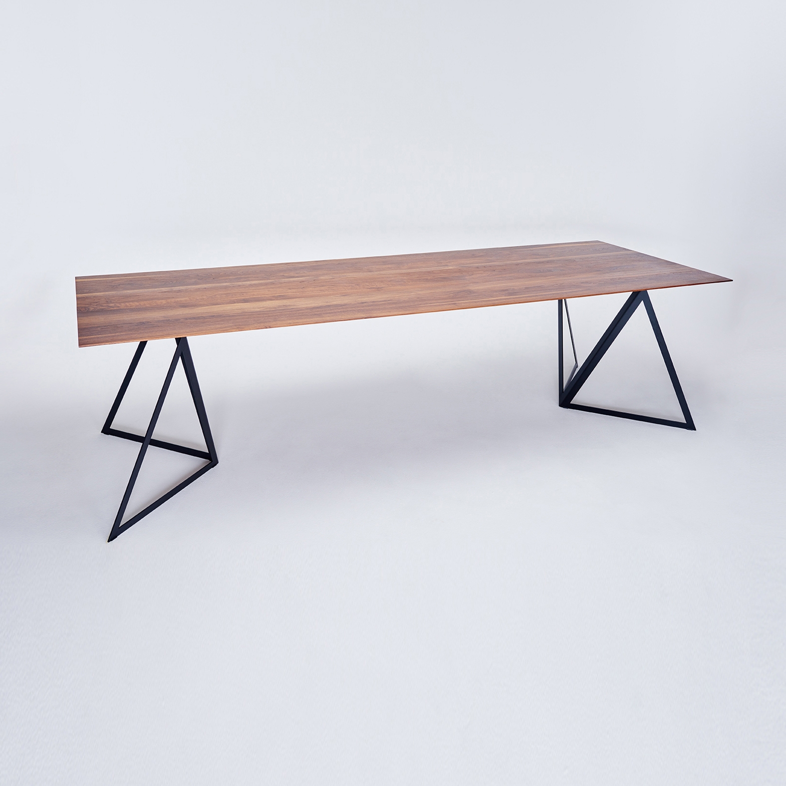 Produkt Steel Stand Table - tiefschwarz/ walnuss des Herstellers NEO/CRAFT anzeigen