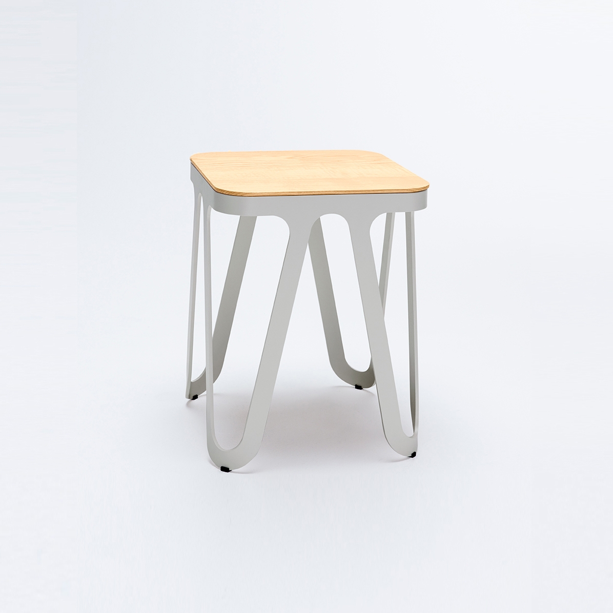 Produkt Loop Stool Wood - Seidengrau/ Eiche des Herstellers NEO/CRAFT anzeigen