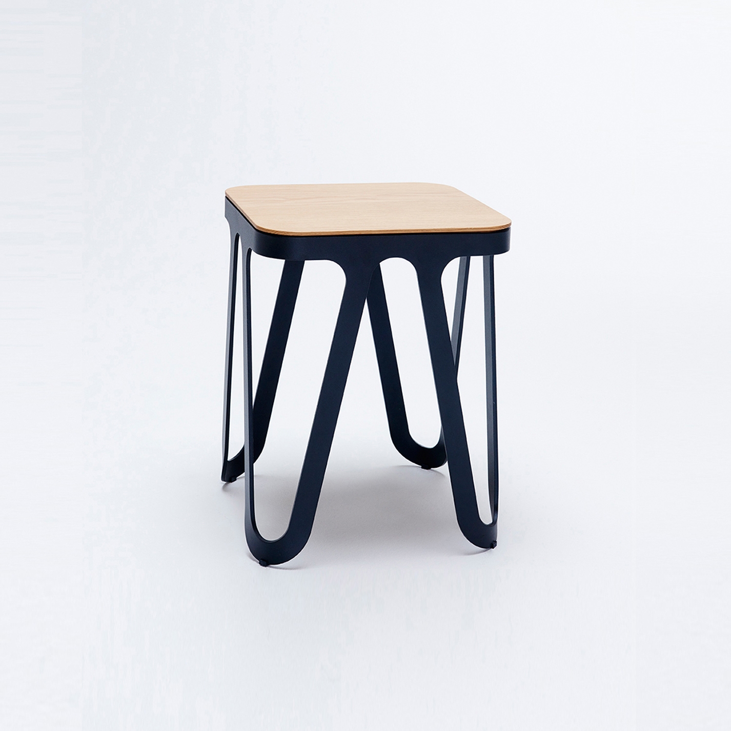 Produkt Loop Stool Wood - Tiefschwarz/ Esche Natur des Herstellers NEO/CRAFT anzeigen