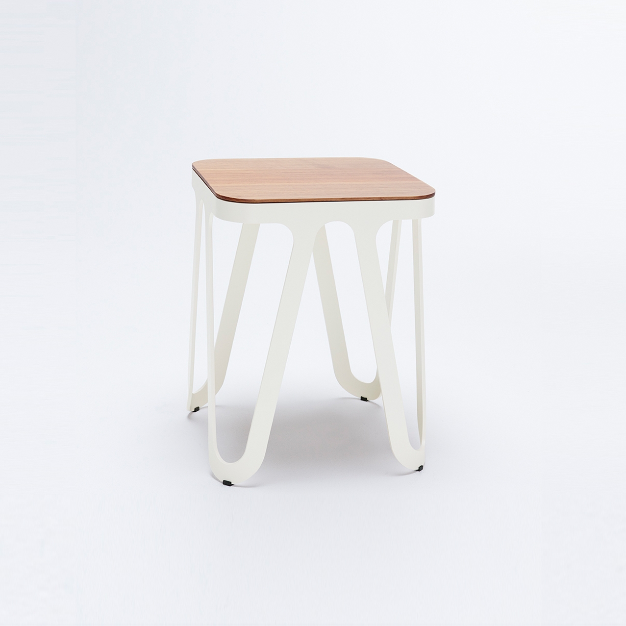 Produkt Loop Stool Wood - Cremeweiß/ Walnuss des Herstellers NEO/CRAFT anzeigen