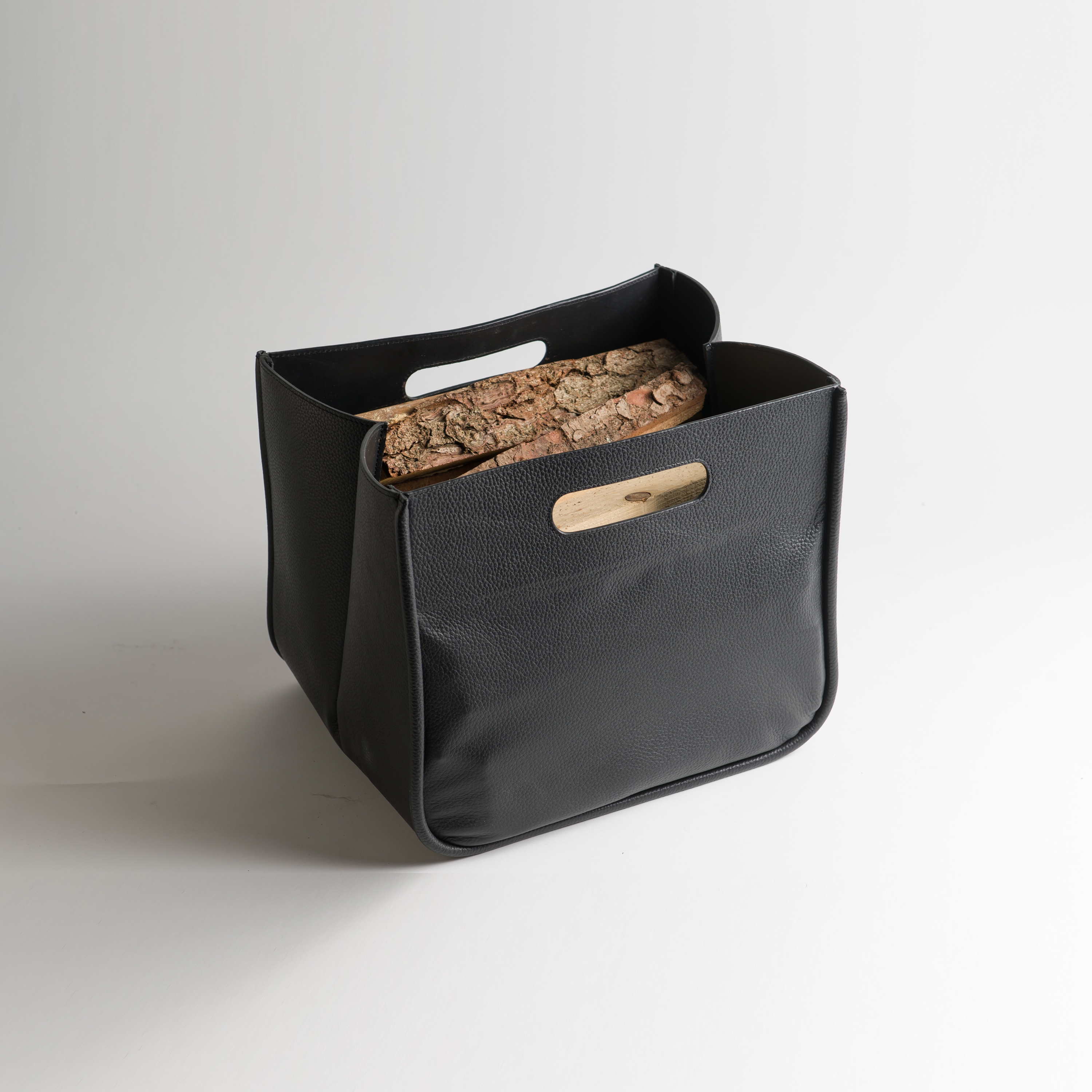 Display product U-Board leather bag | wood log holder from manufacturer lebenszubehoer by stef’s