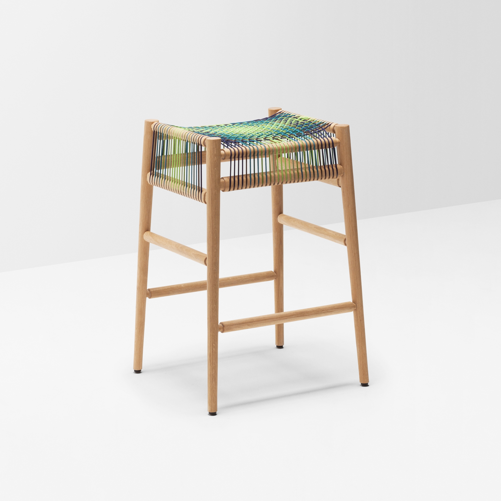 Mostra il prodotto Loom bar stool by Ptolemy Mann del produttore H Furniture