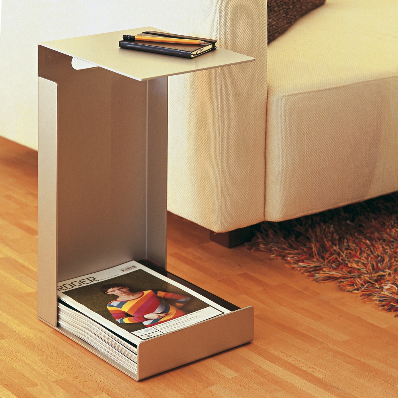Mostra il prodotto Alu Like Hochstapler magazine table del produttore jankurtz
