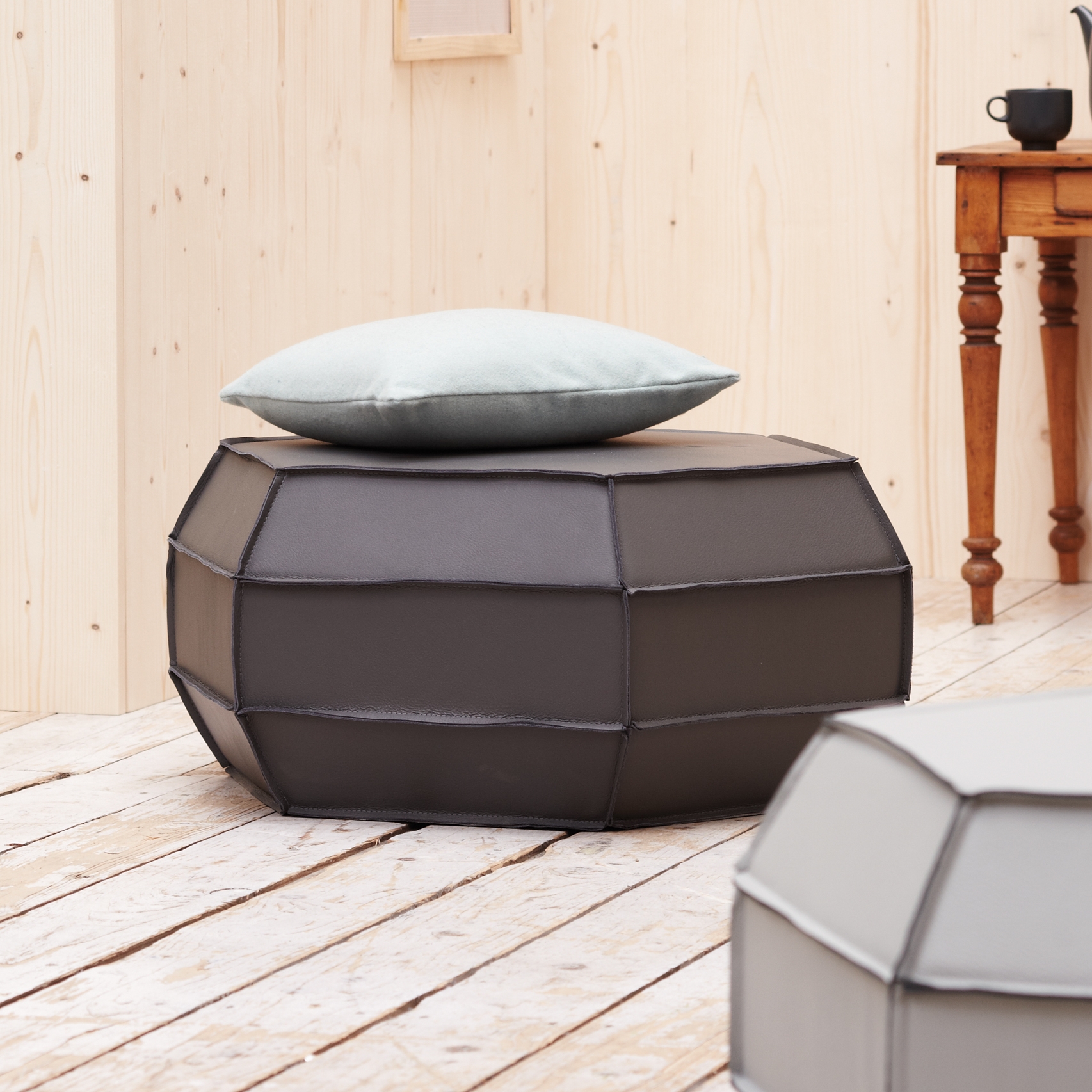 Display product Asmus pouf from manufacturer jankurtz