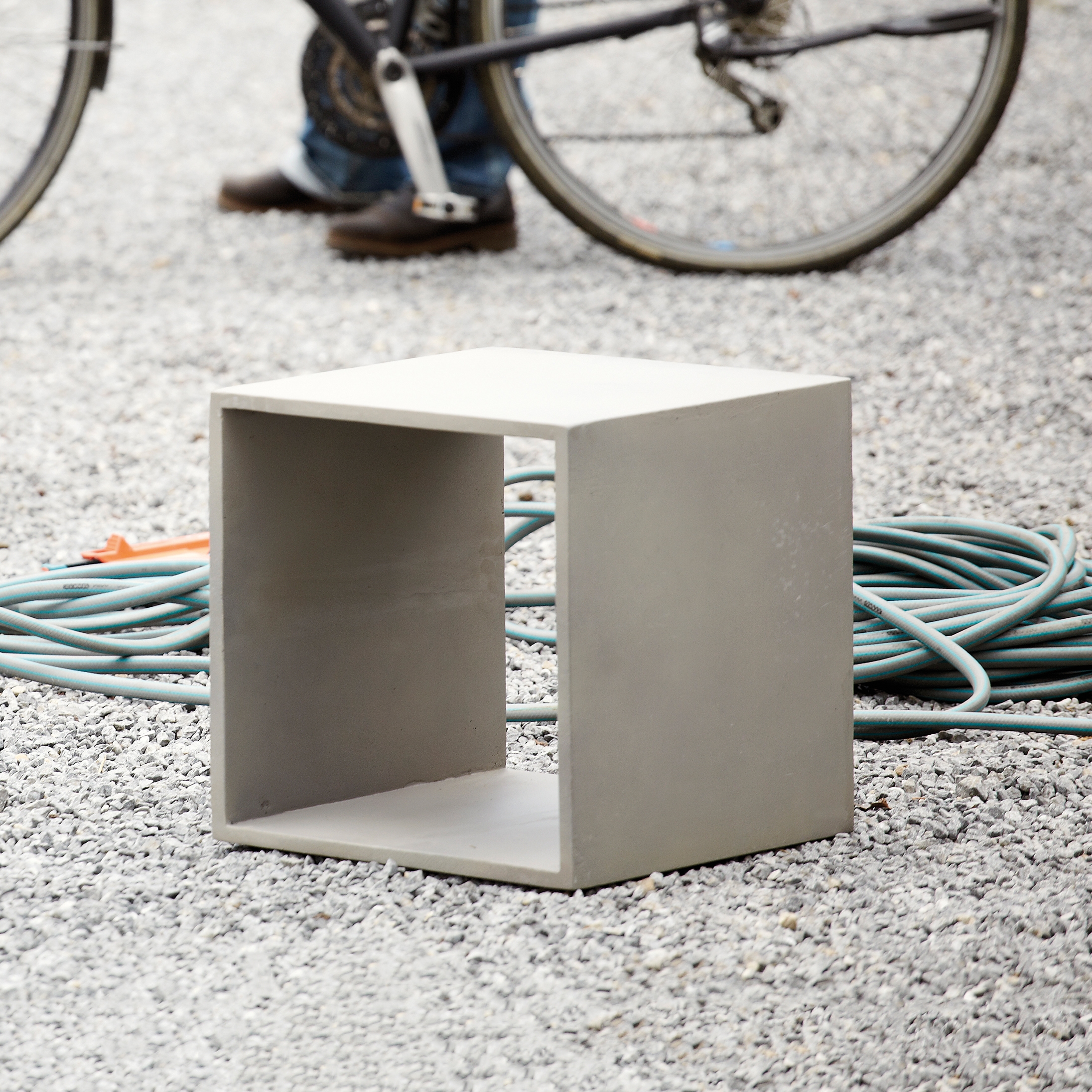 Display product Beton side table from manufacturer jankurtz