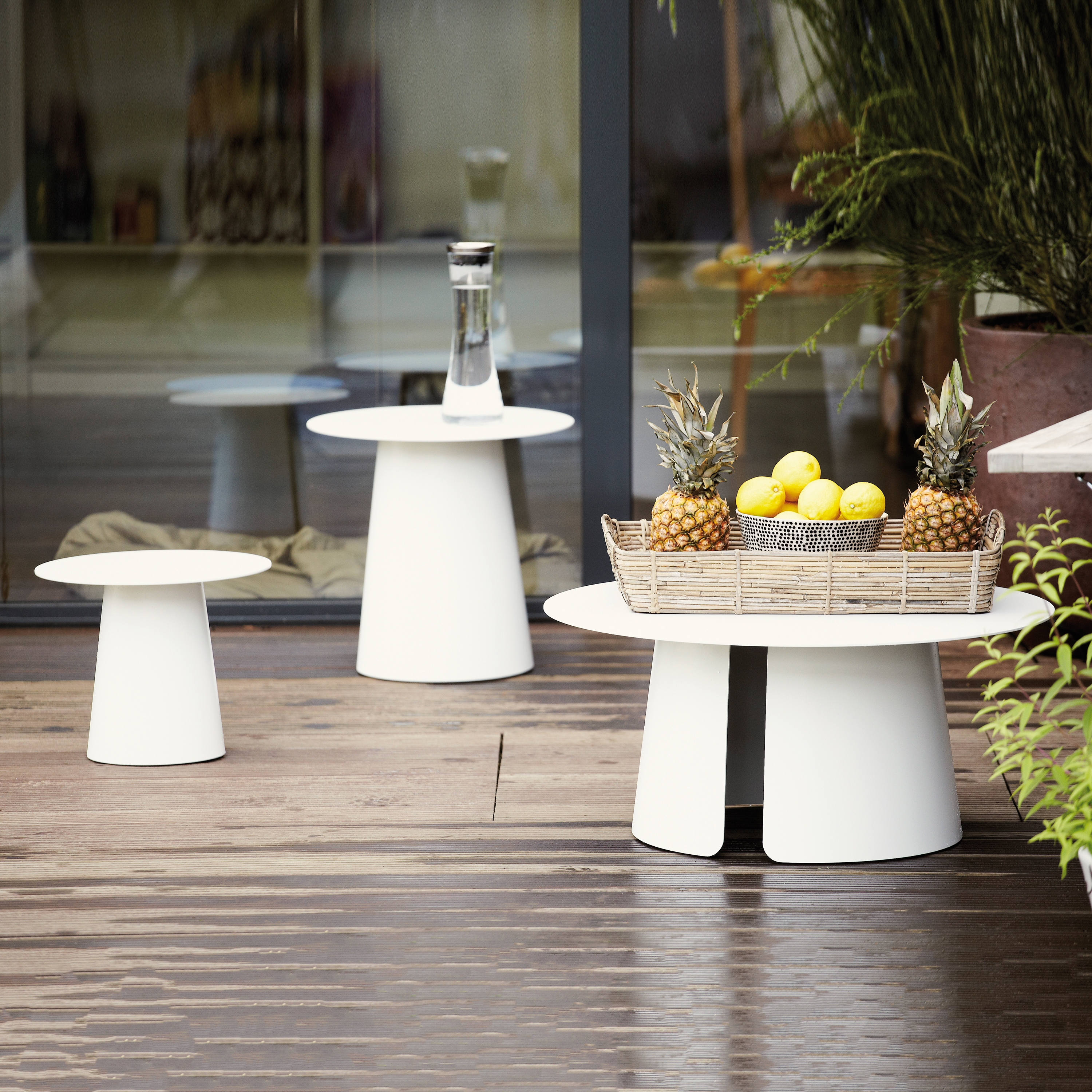 Display product Feel side table from manufacturer jankurtz
