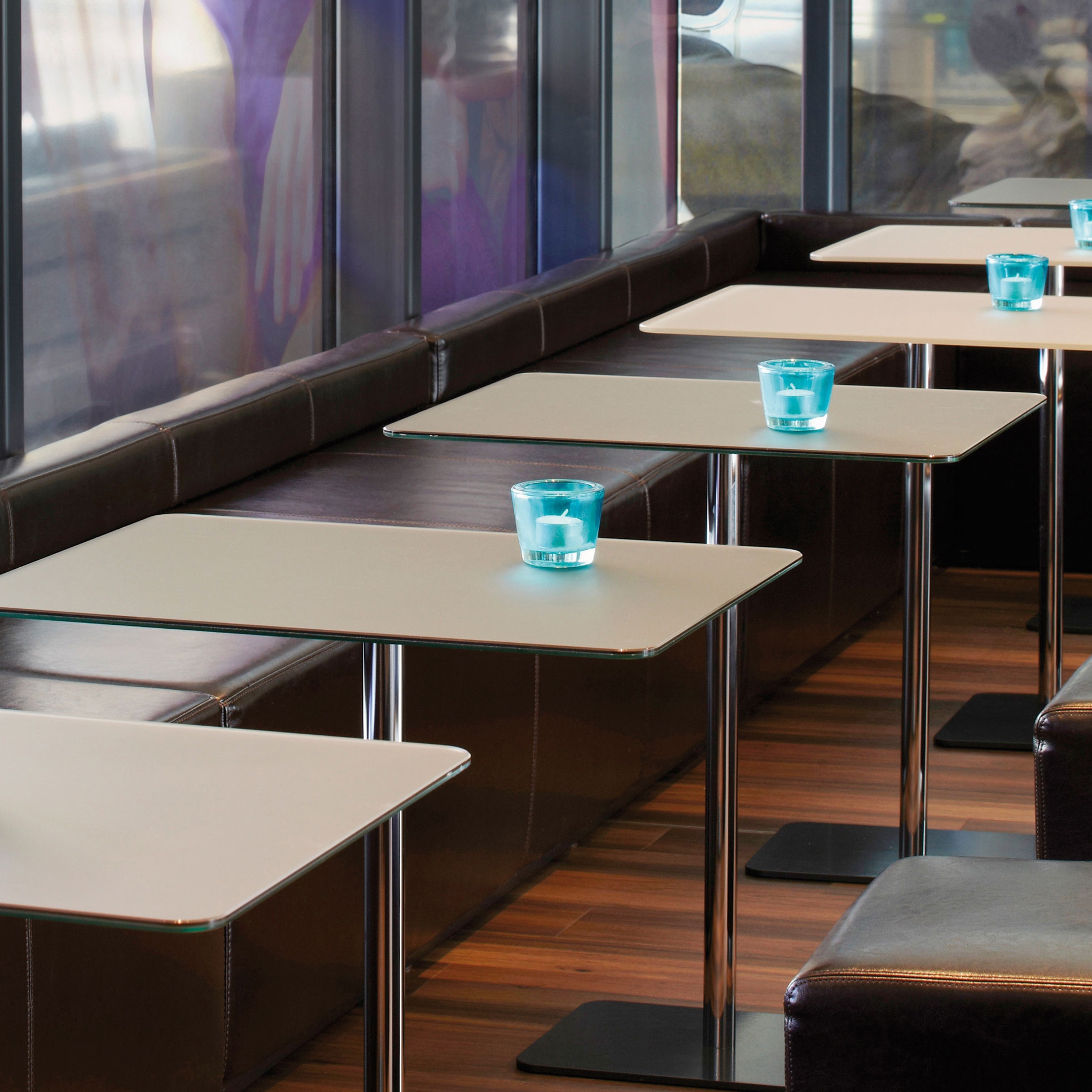 Display product Mothello table from manufacturer jankurtz