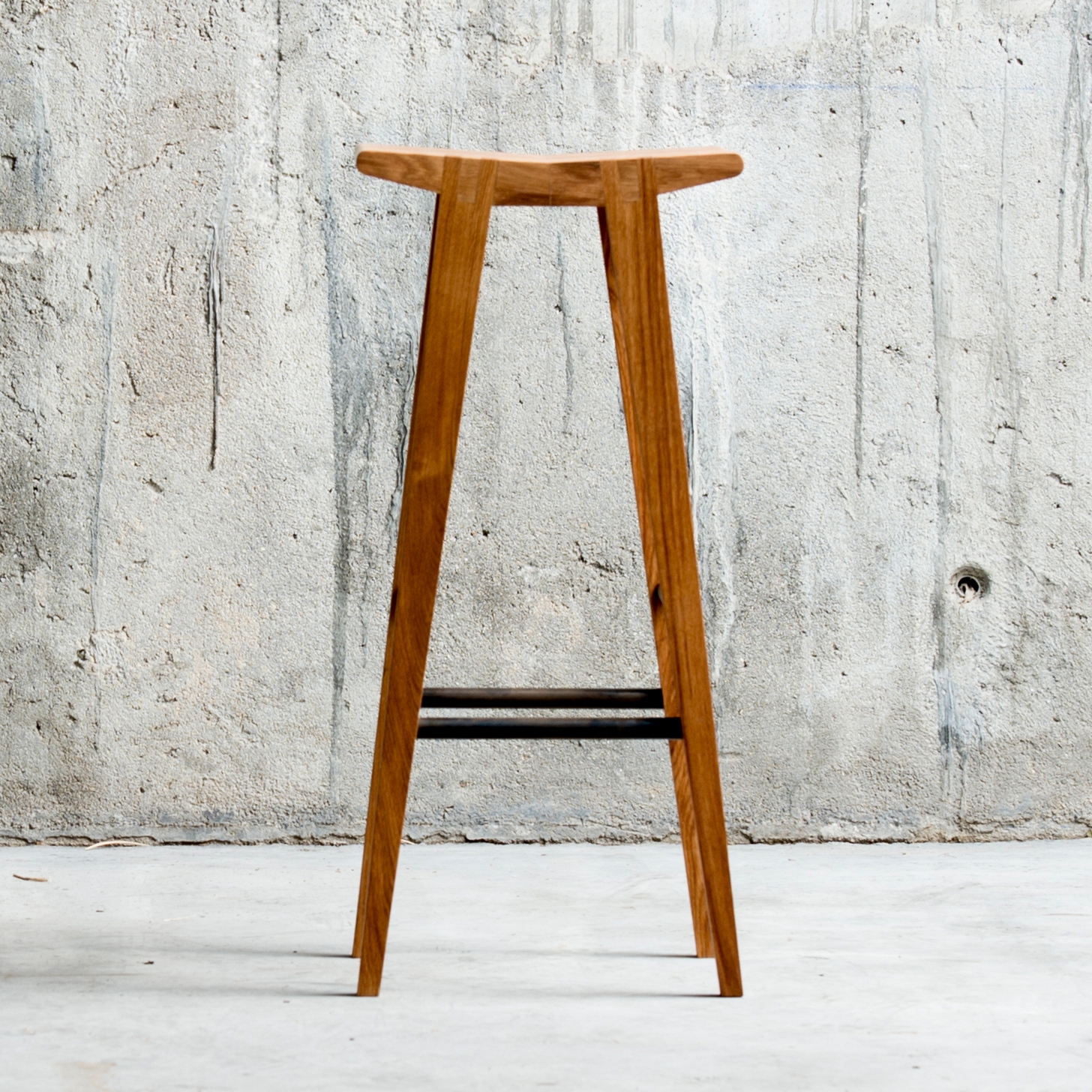 Vertoon produk Grable high stool van vervaardiger QoWood