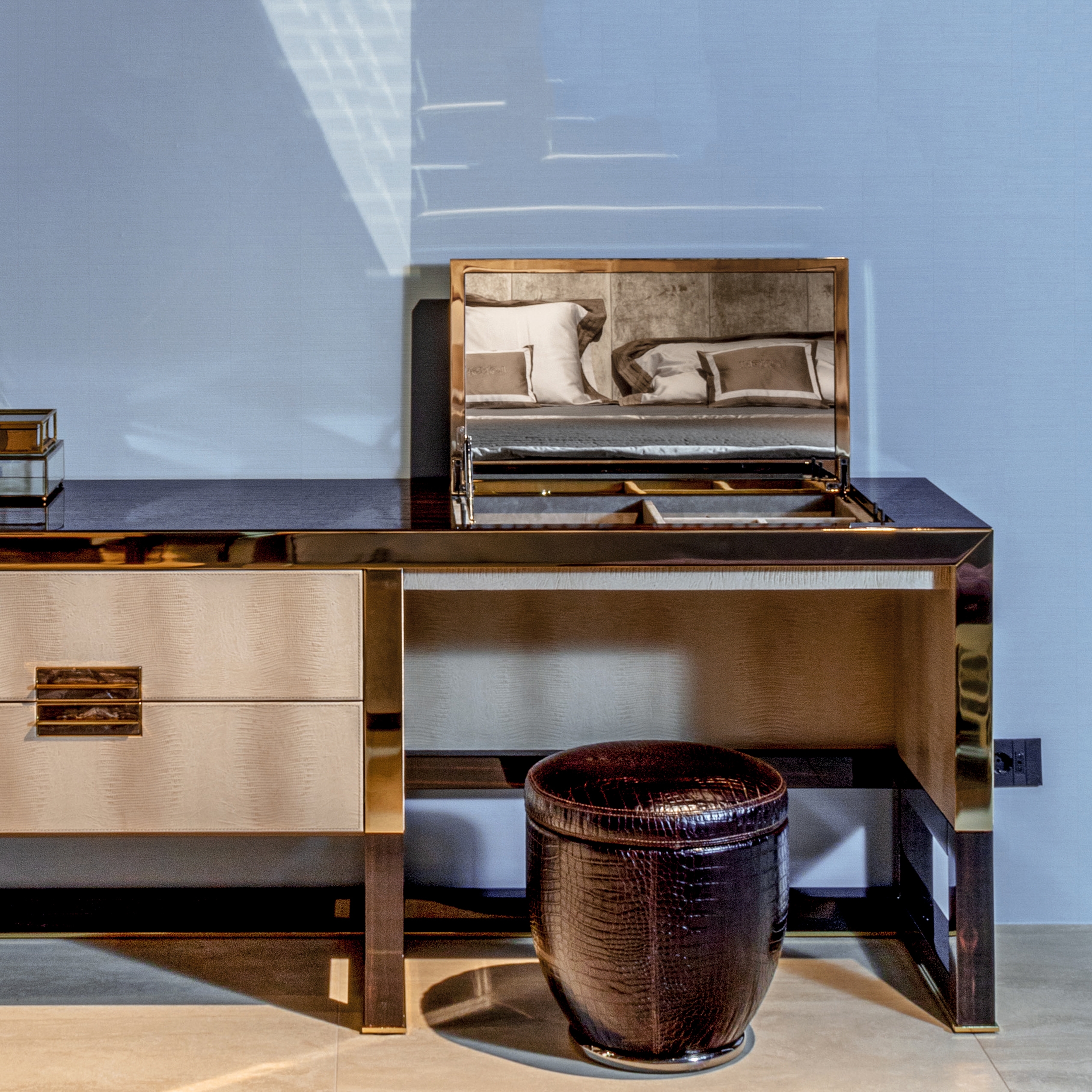 Display product Orwell make-up from manufacturer Longhi S.p.a.