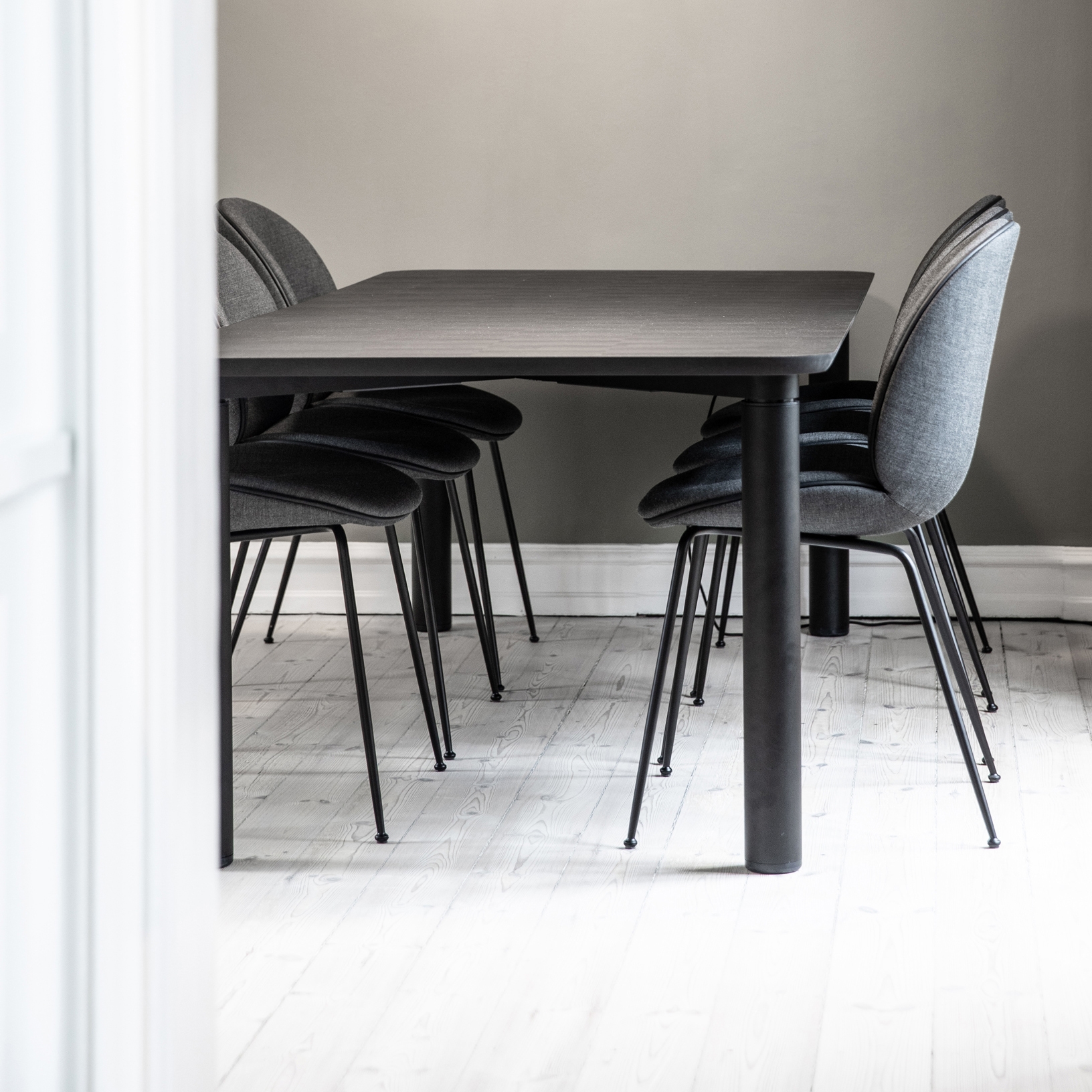 Produkt Grape Dining Elevated Table for Dining and Meeting des Herstellers Grape anzeigen