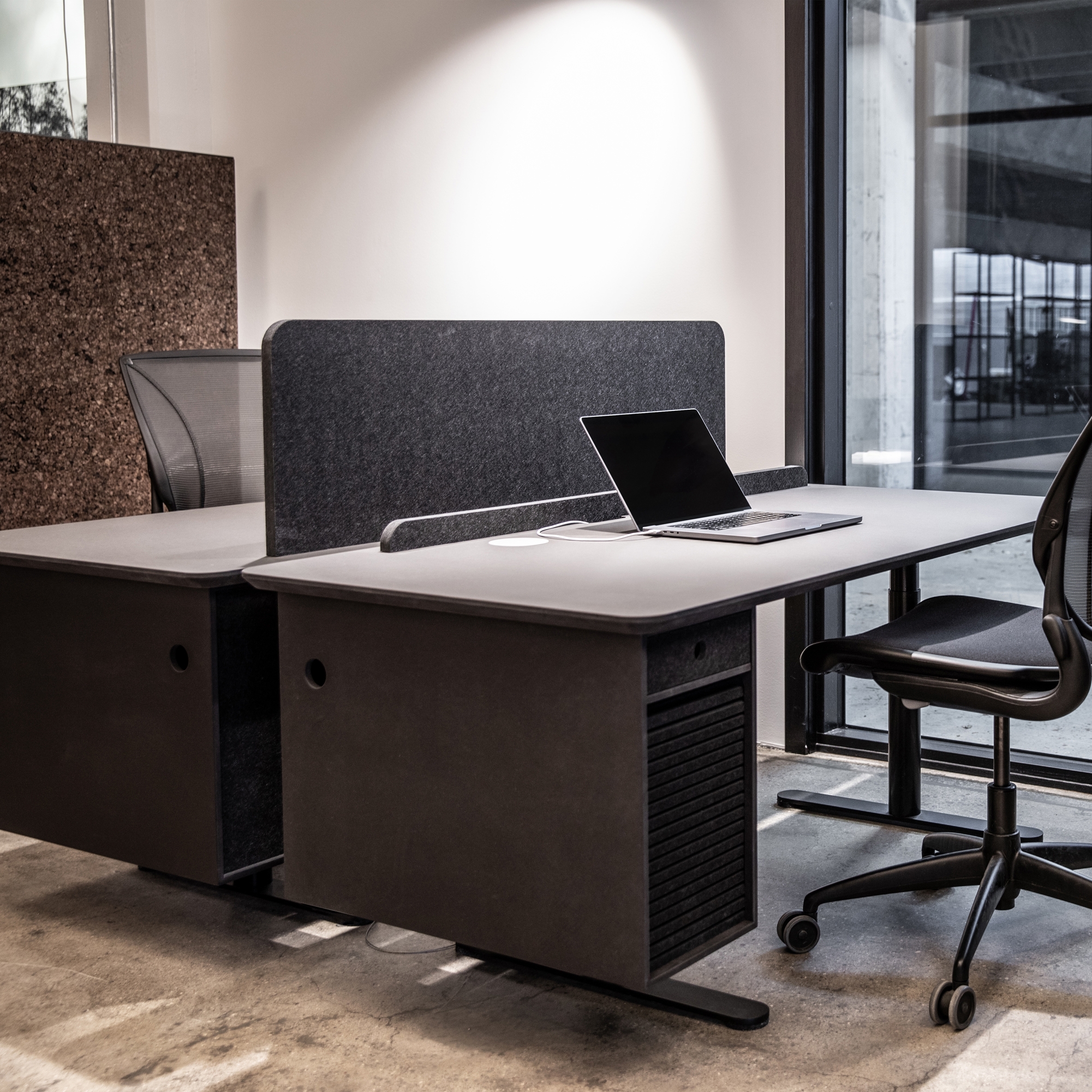 Display product Grape Desk Elevated Work Station from manufacturer Grape