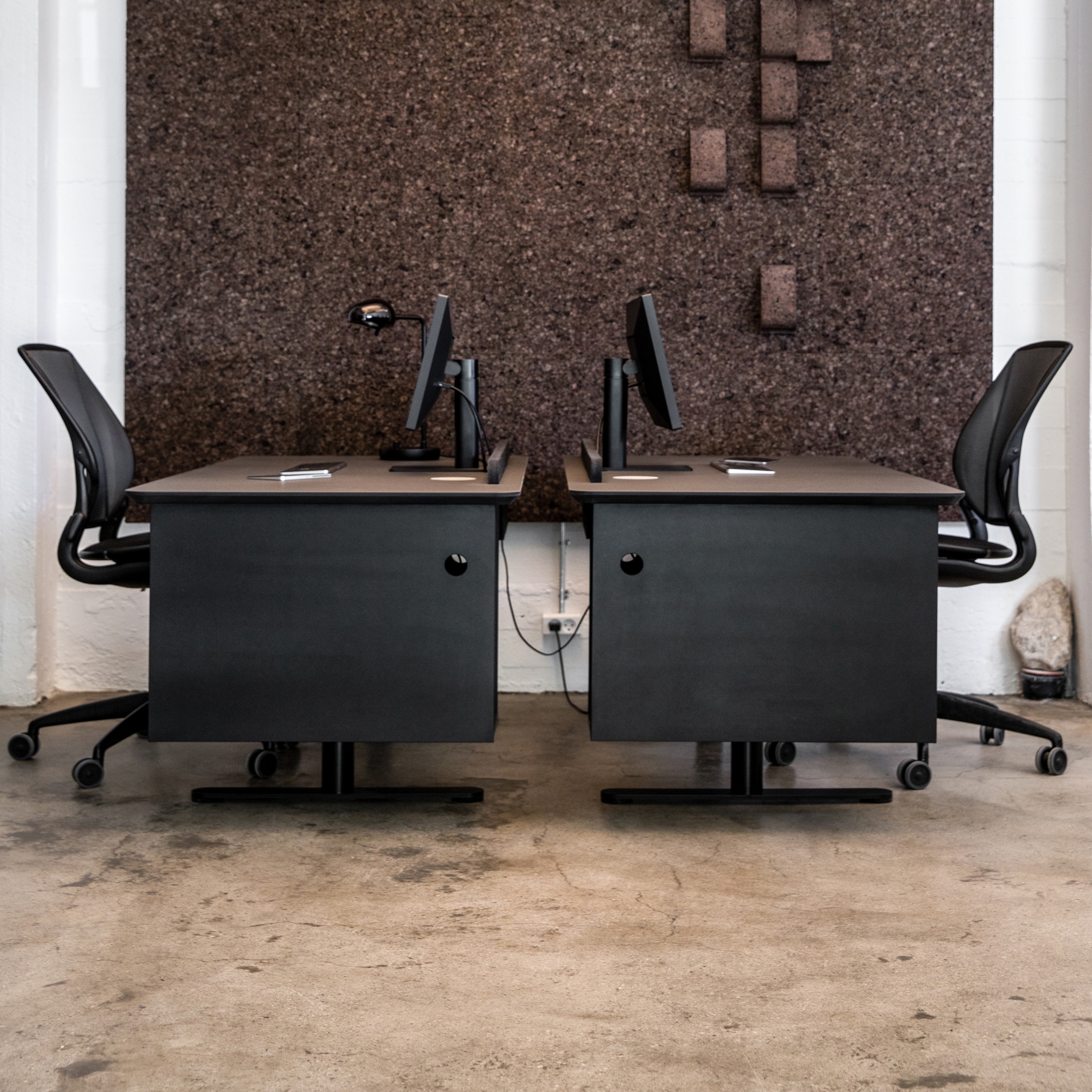 Display product Grape Desk Elevated Work Station from manufacturer Grape