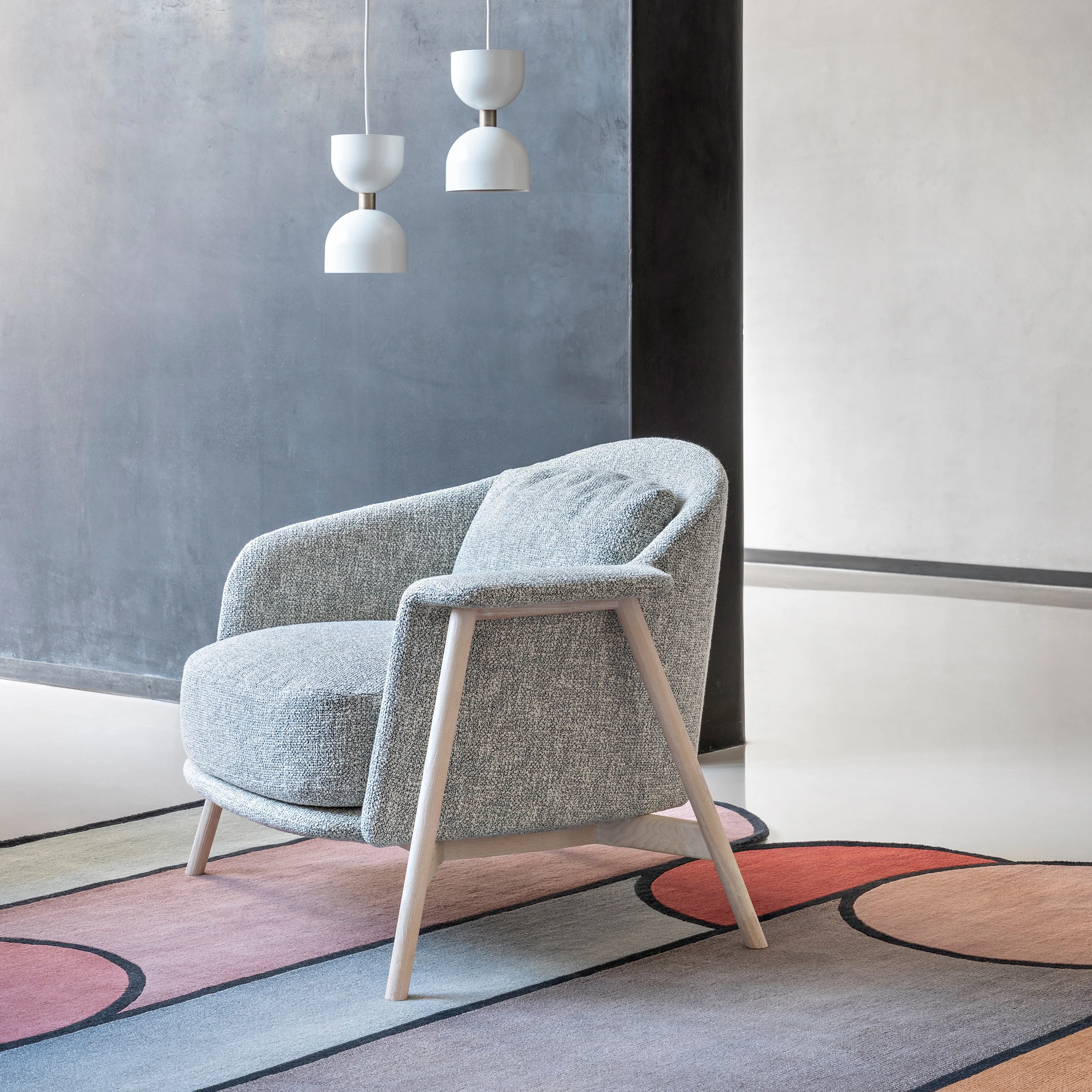 ARMCHAIRS & POUFS