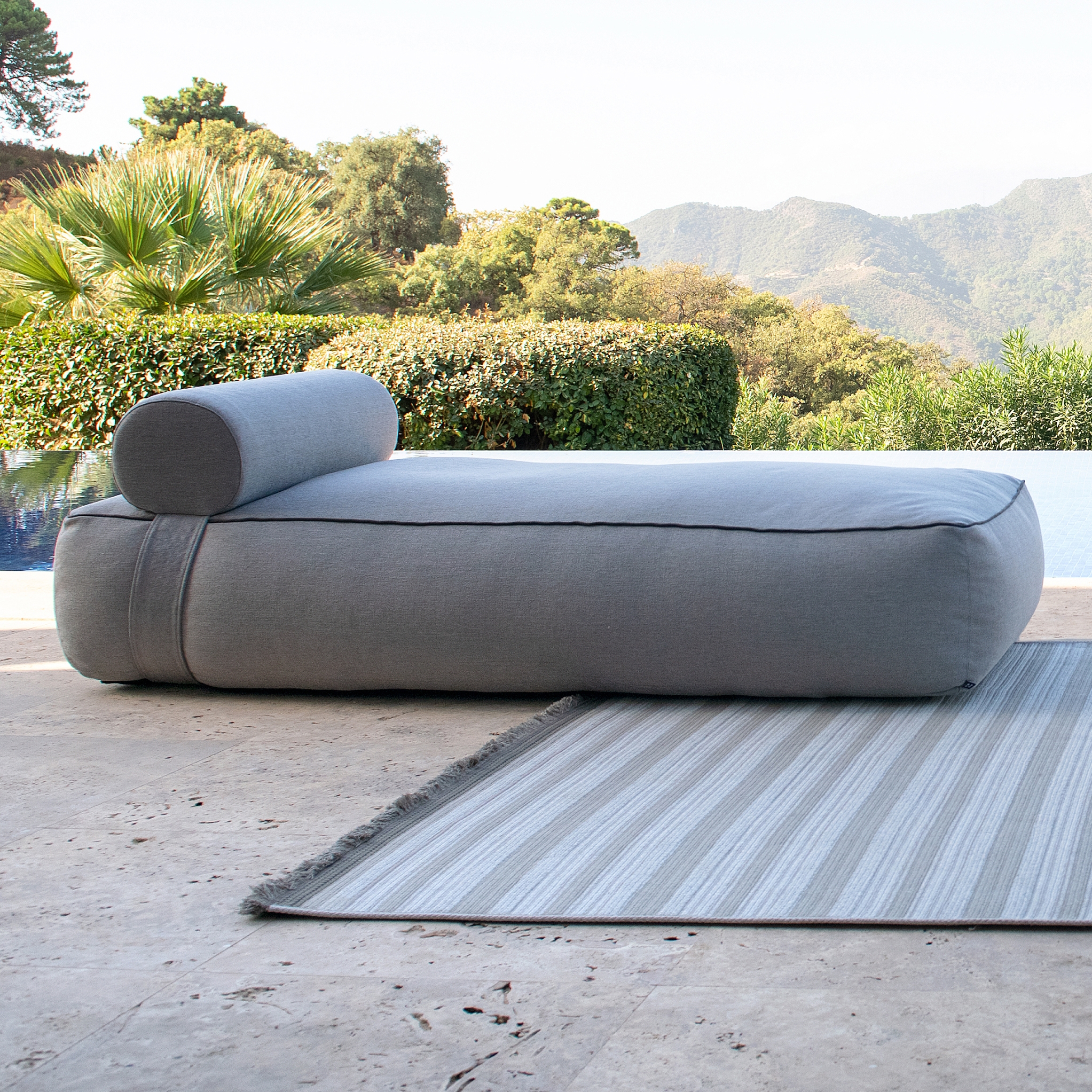Display product TVR Outdoor Nevada - Sunbed from manufacturer THIBAULT VAN RENNE