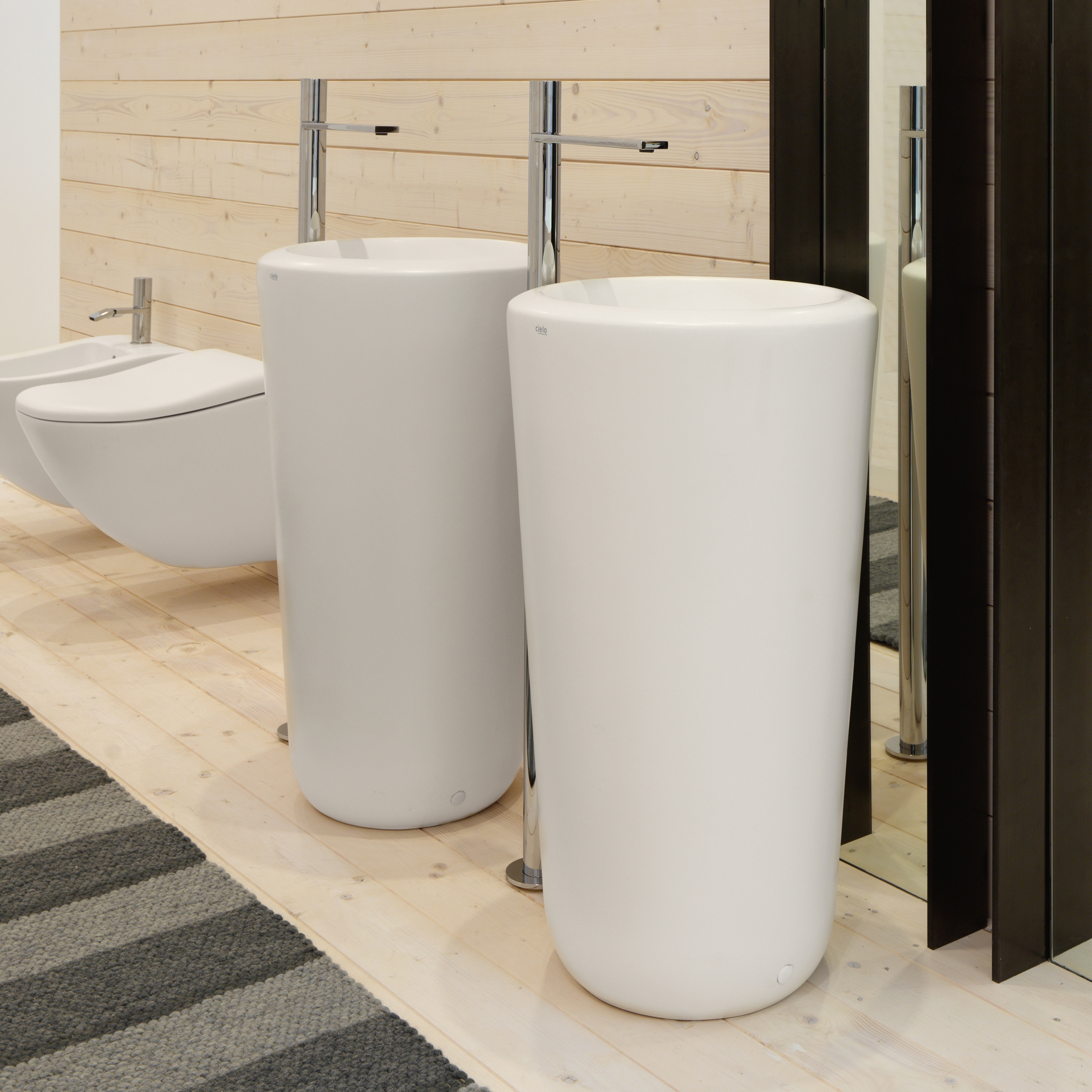 Mostra il prodotto Fluid lavabo freestanding centro stanza del produttore Ceramica Cielo