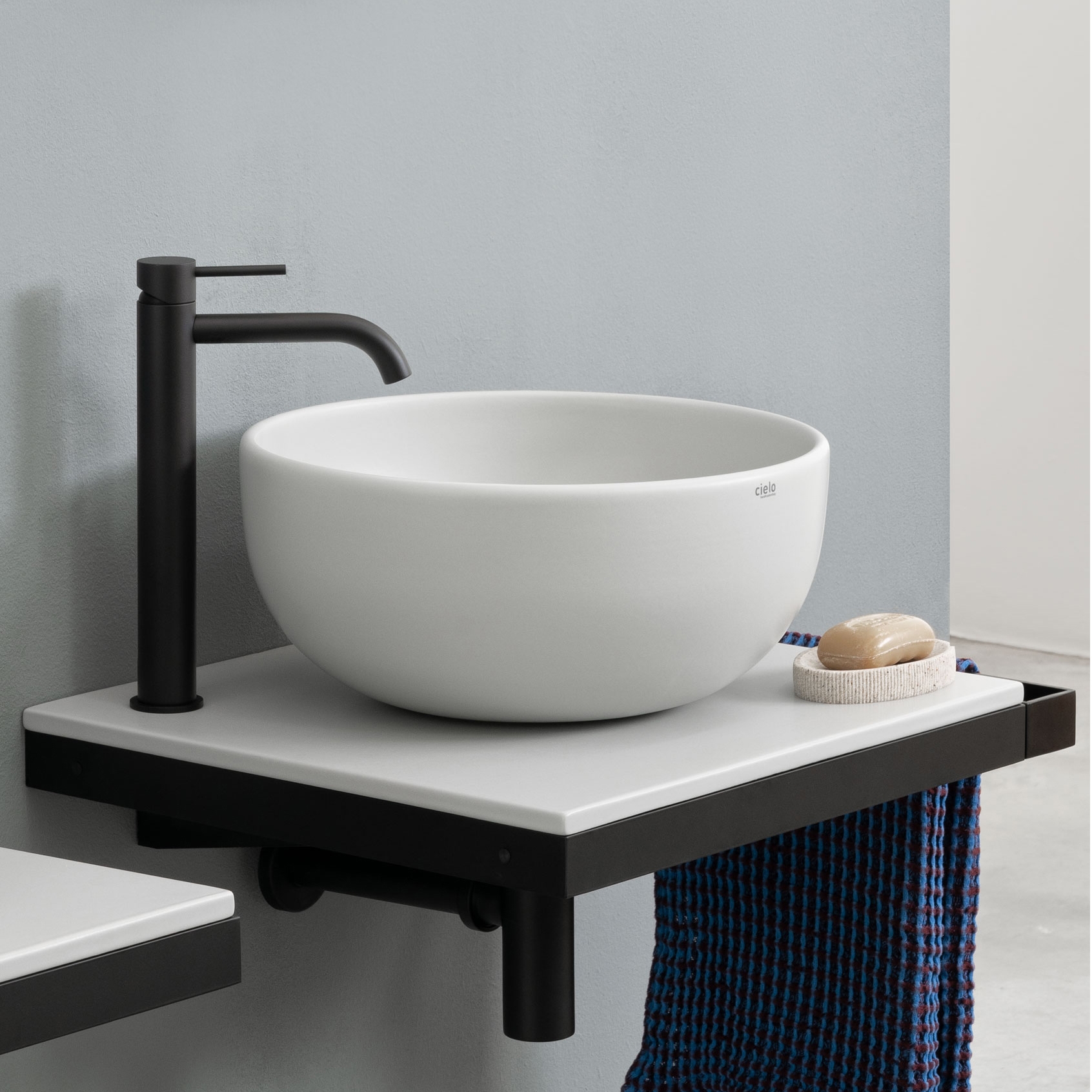 Produkt Multiplo washbasin on countertop des Herstellers Ceramica Cielo anzeigen