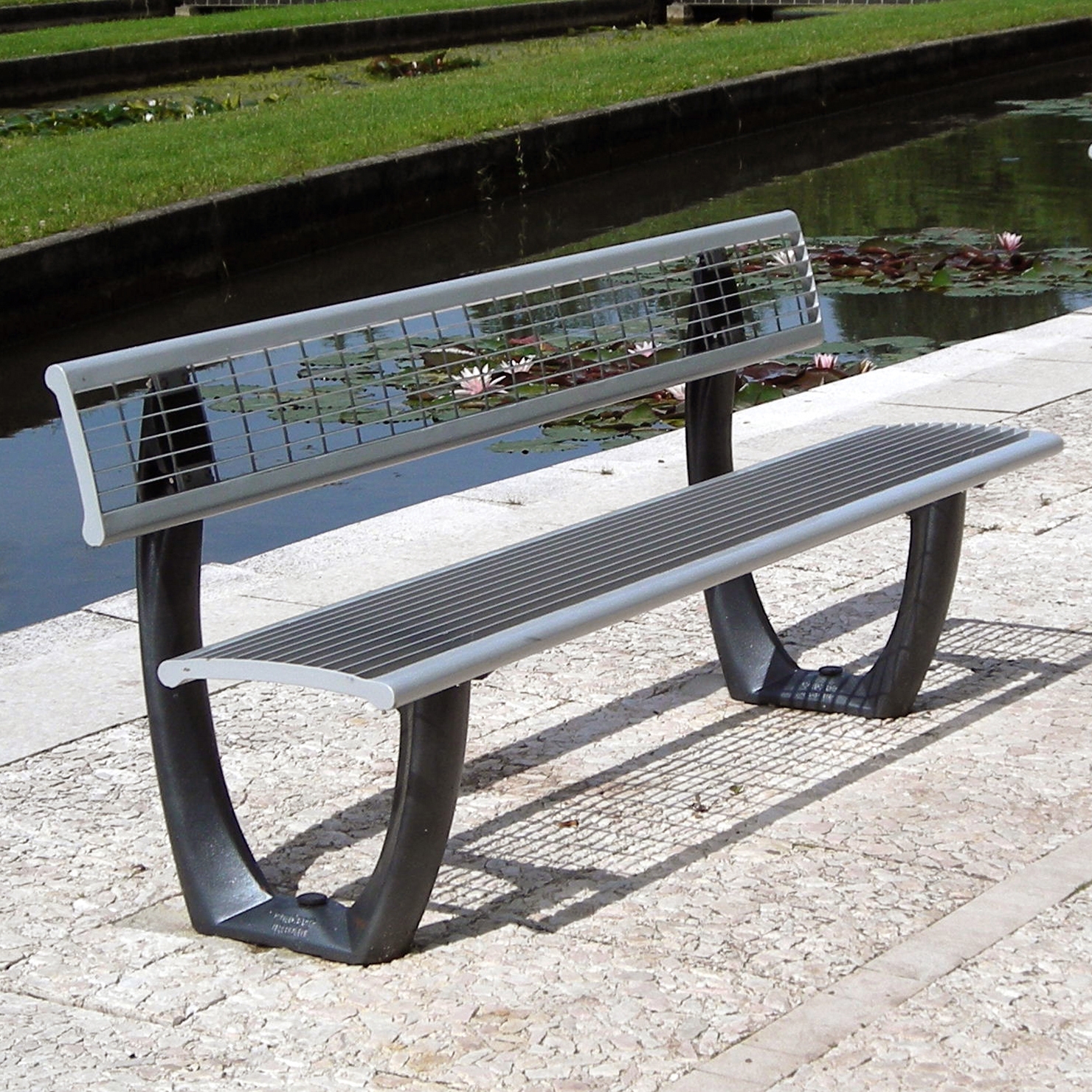 Display product Delta mesh bench from manufacturer Concept Urbain