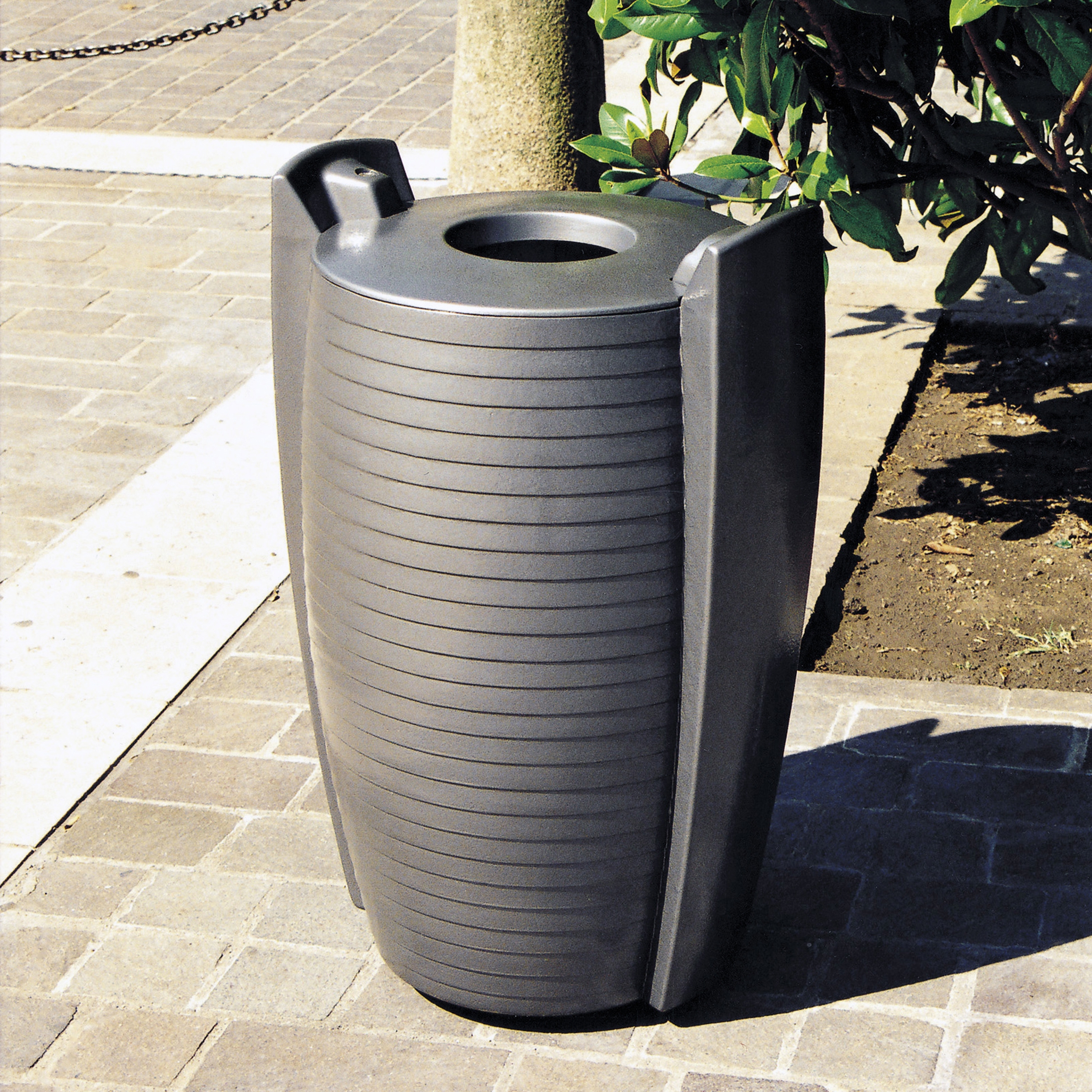 Mostra il prodotto Delta litter bin 90L del produttore Concept Urbain