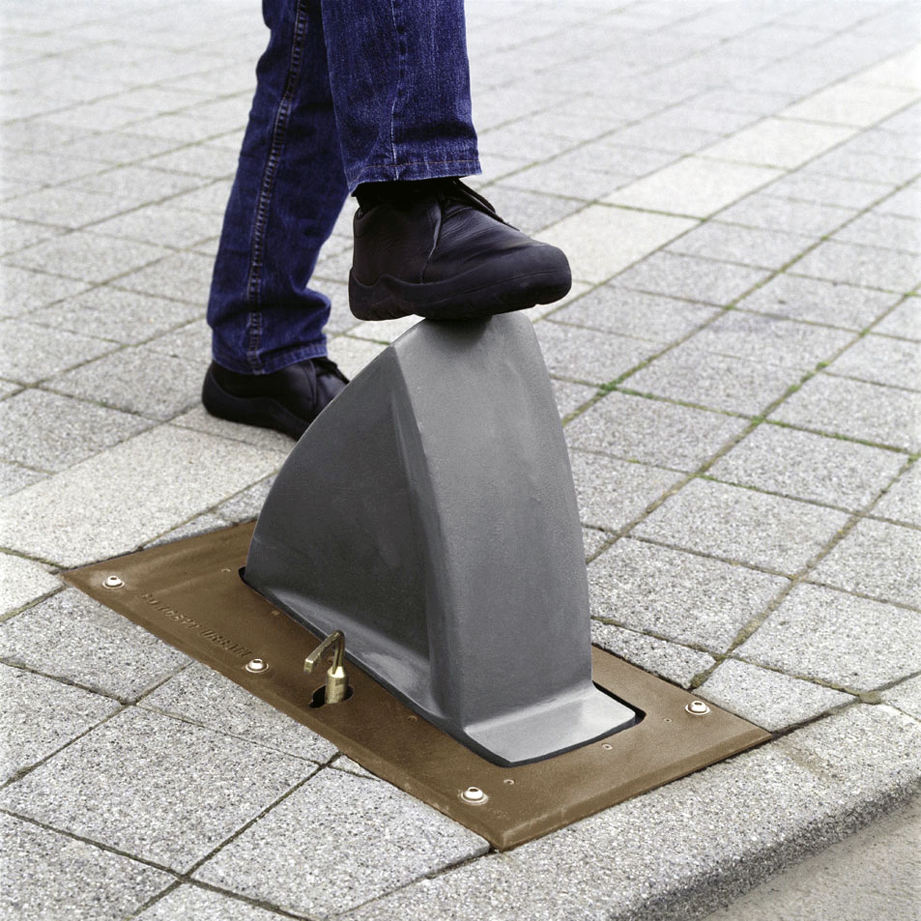 Display product Delta bollard T36 retractable from manufacturer Concept Urbain