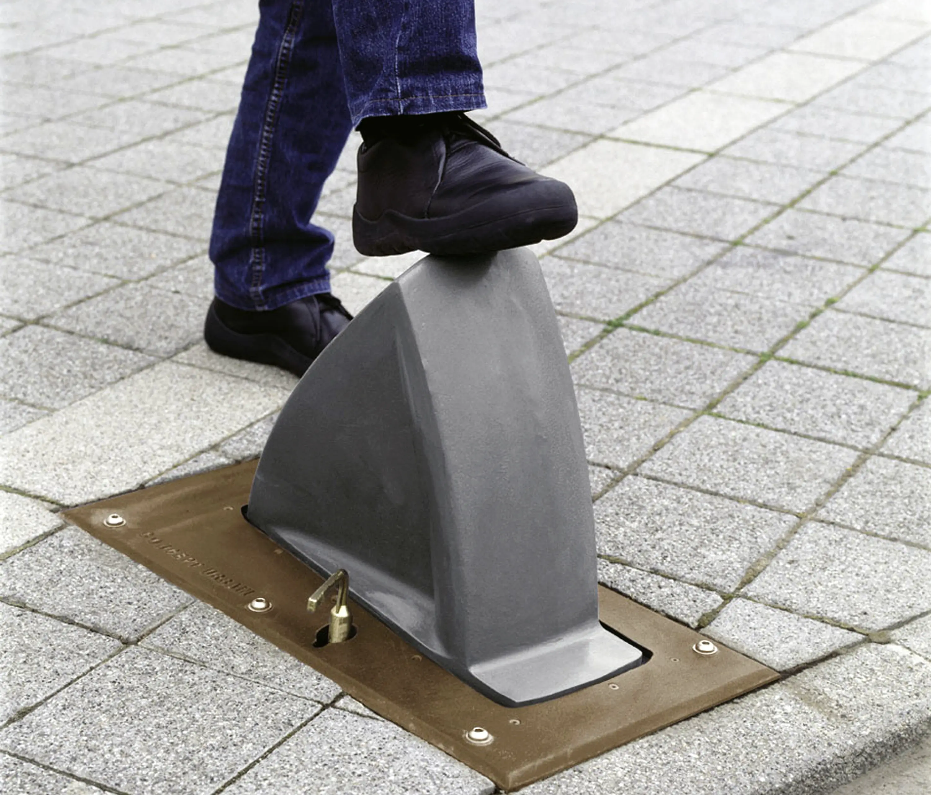 Concept Urbain - Delta bollard T36 retractable