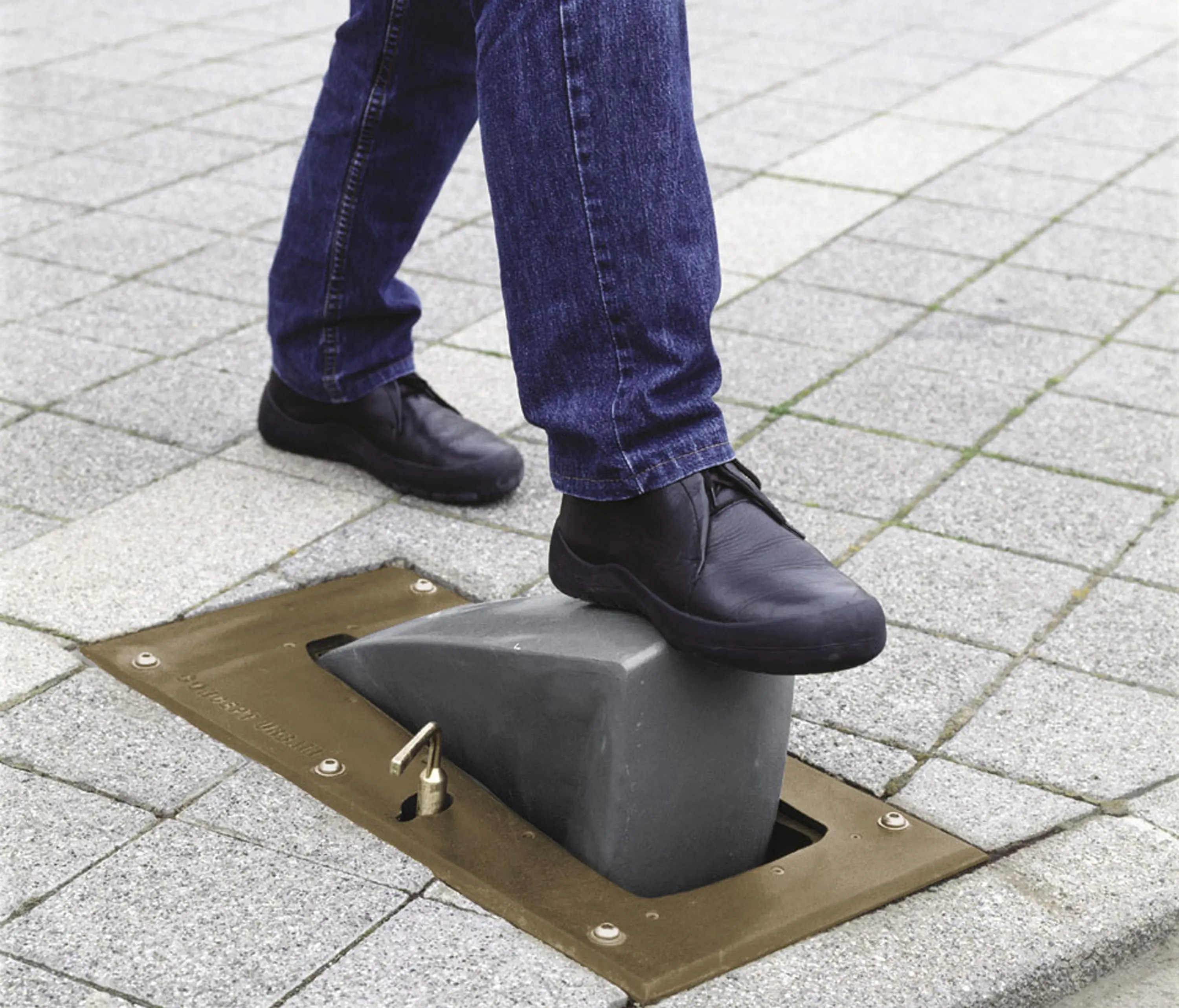 Concept Urbain - Delta bollard T36 retractable