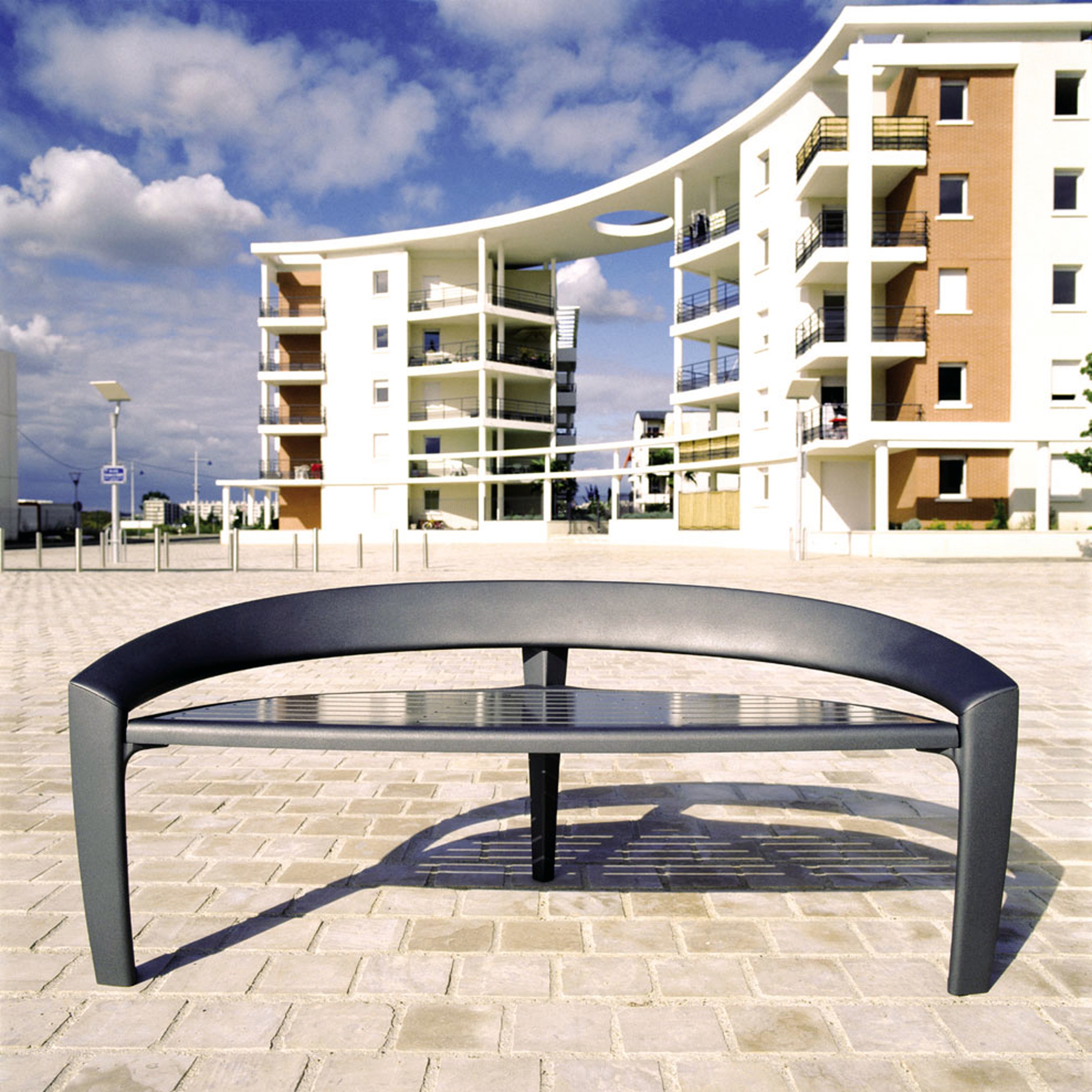 Display product Nastra metal low backless bench from manufacturer Concept Urbain