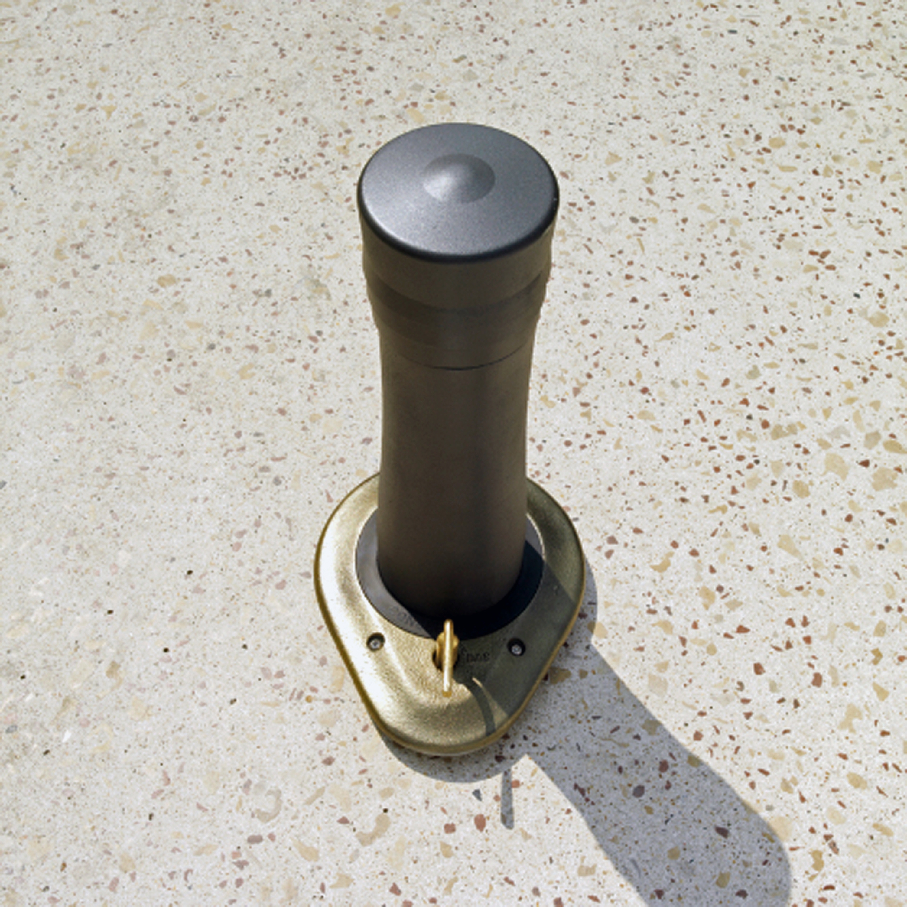 Mostra il prodotto Vesta bollard T54 retractable del produttore Concept Urbain