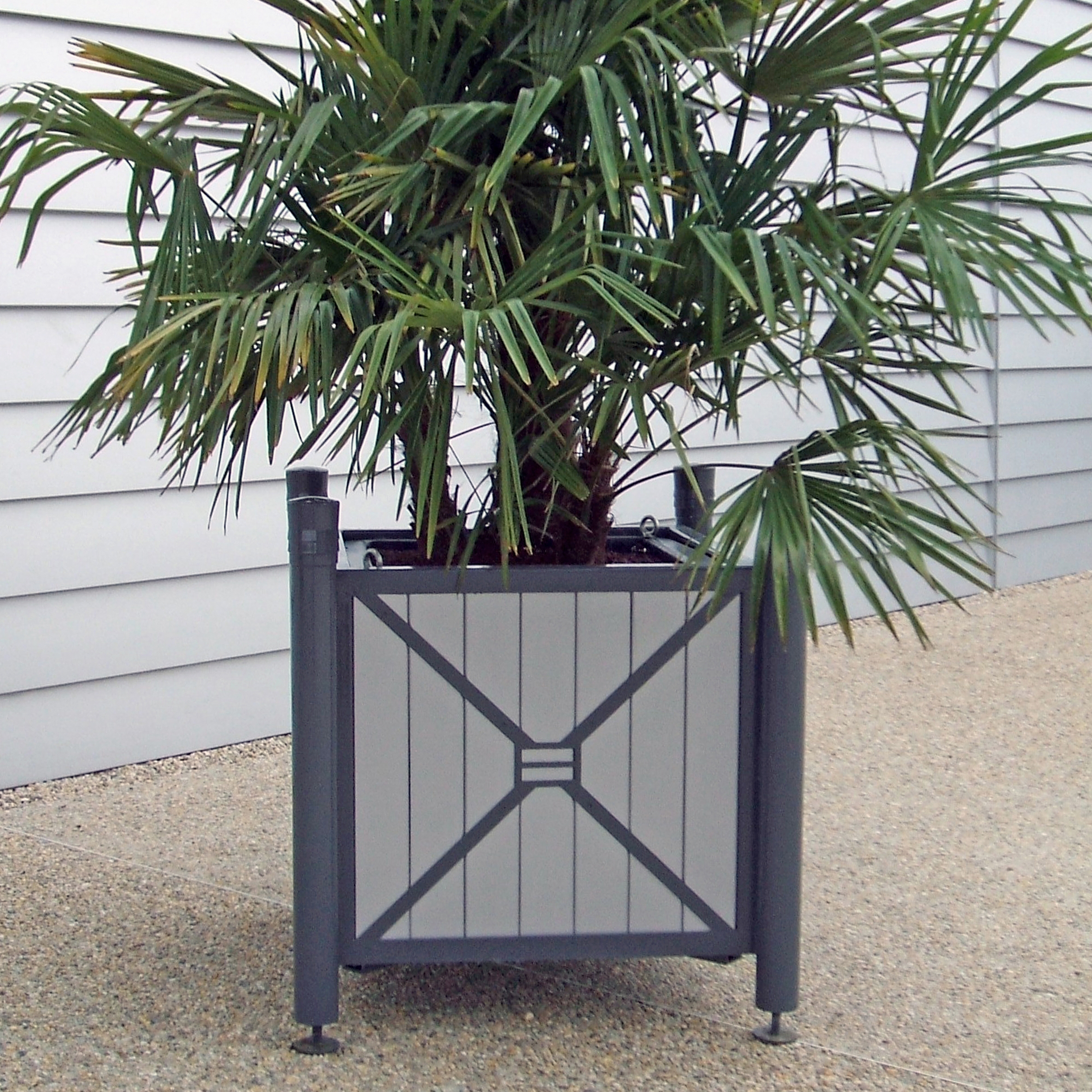 Mostra il prodotto Vesta planter V2 coloured del produttore Concept Urbain