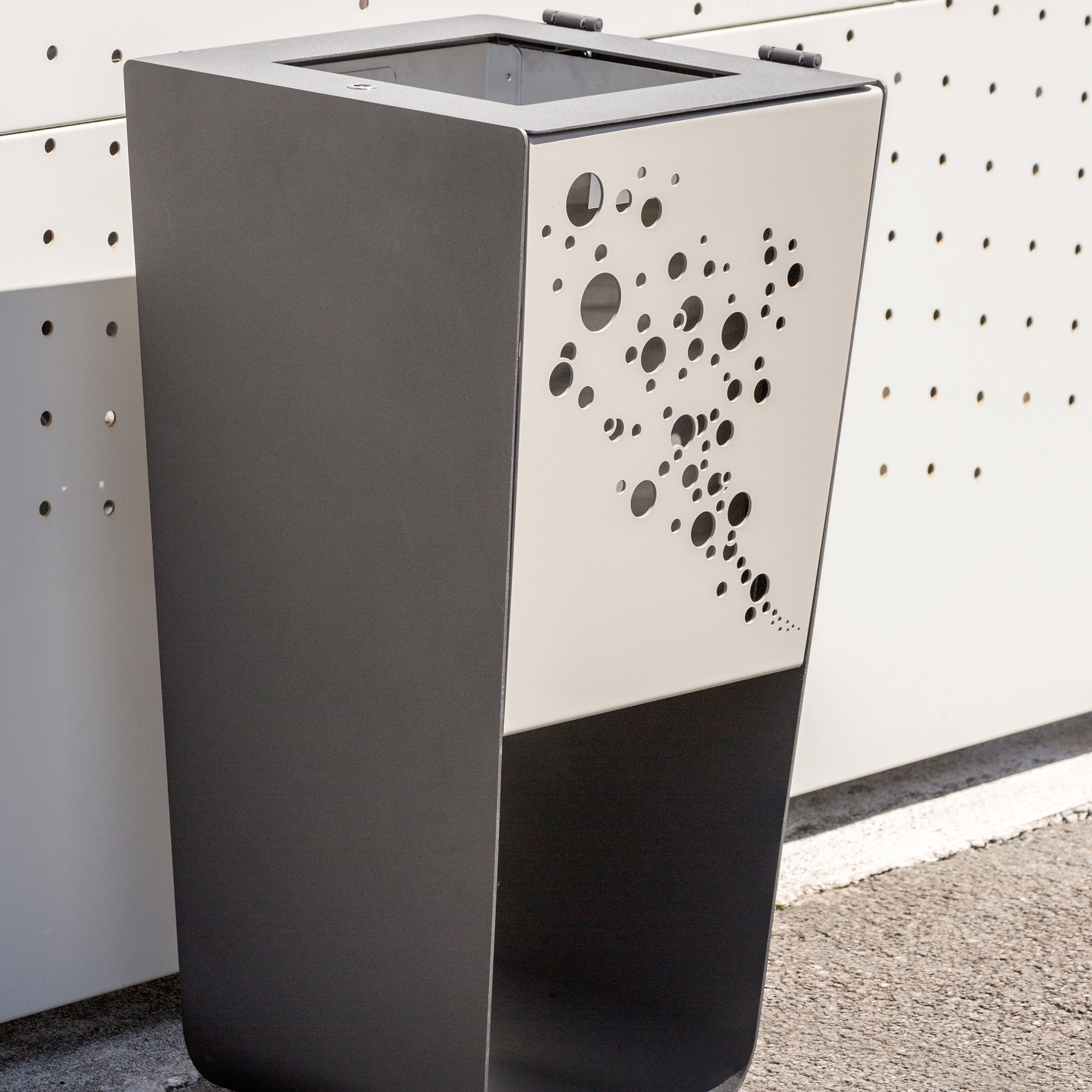 Display product Karma customizable litter bin from manufacturer Concept Urbain