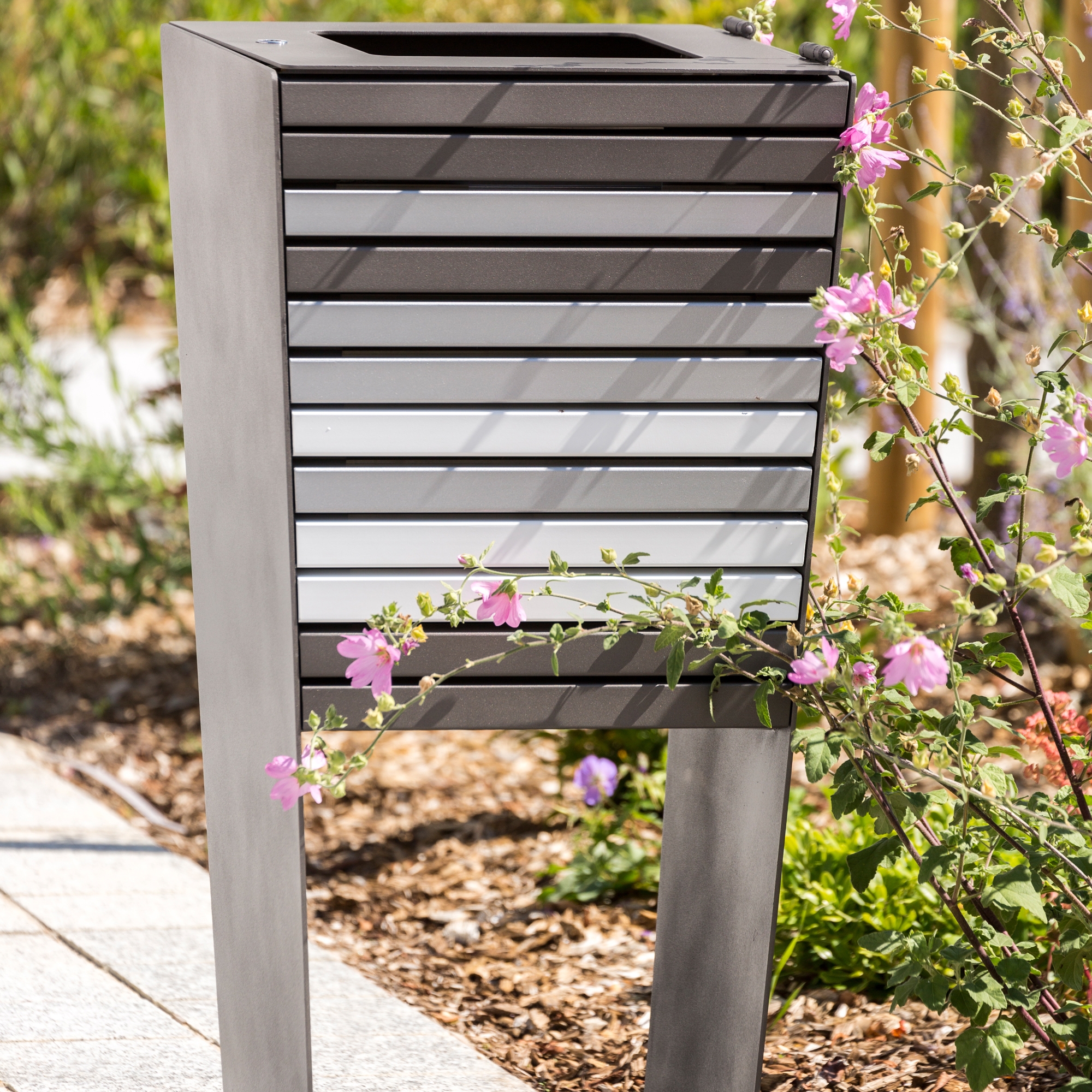 Display product Karma customizable litter bin from manufacturer Concept Urbain